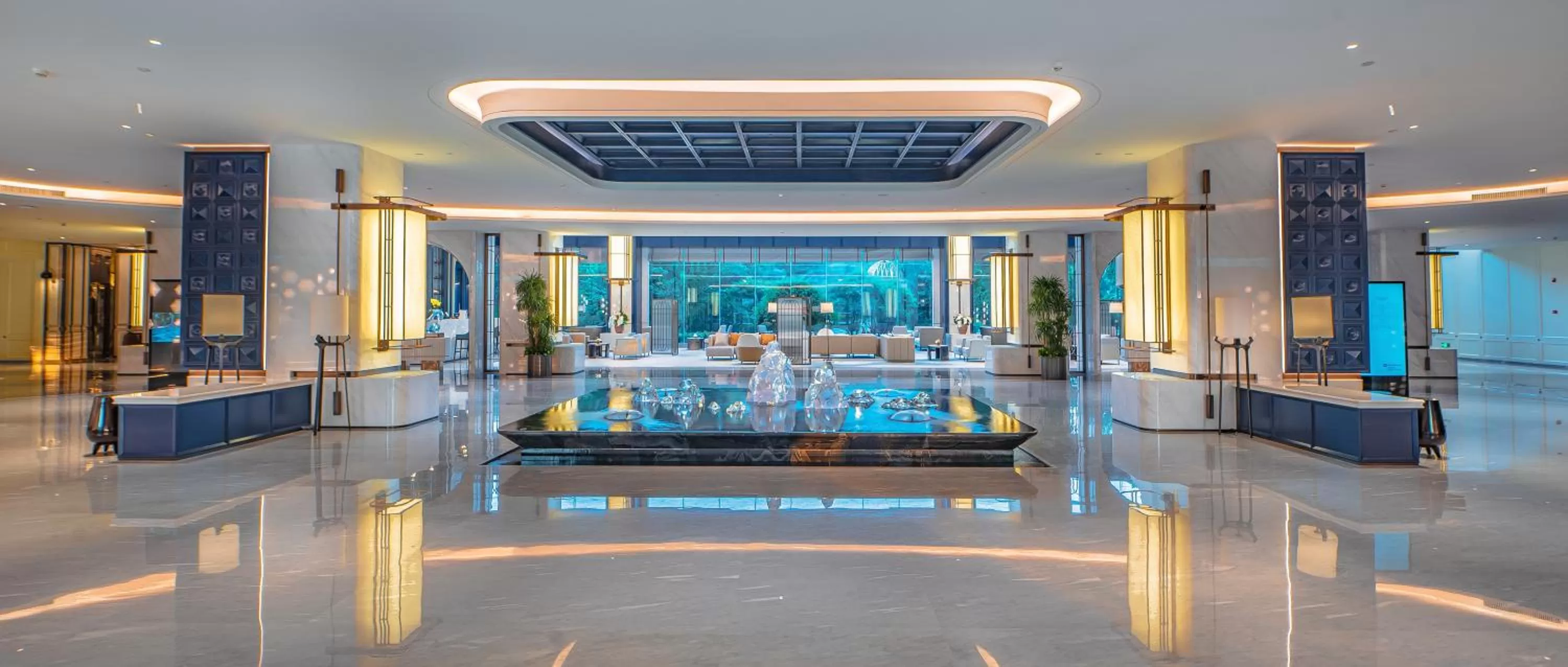Lobby or reception in Wyndham Qingdao l Free Fixed-Time Shuttle Service Between Hotel and Airport & North Railway Station l Outdoor Children's Amusement Park l 1-Hour Play Snooker or Table Tennis