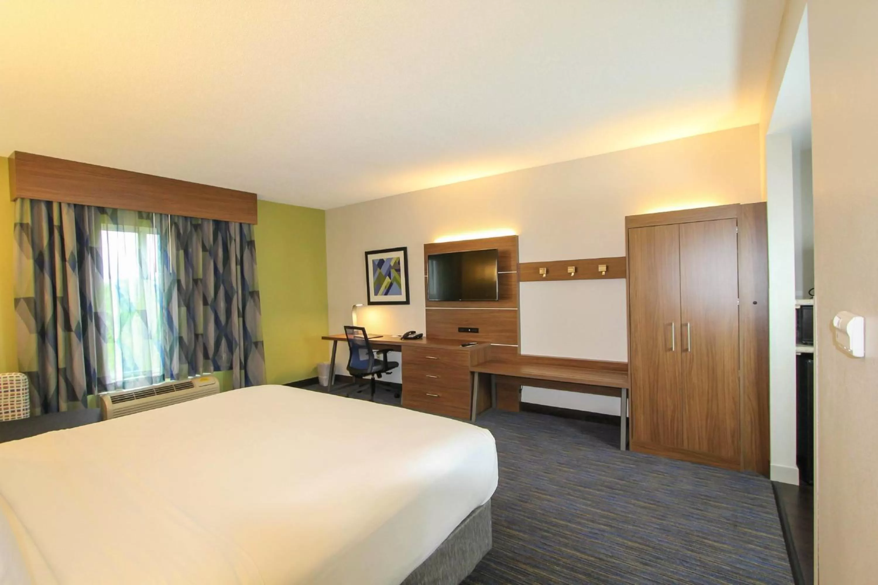 Photo of the whole room, Bed in Holiday Inn Express Hotel & Suites Charleston - North by IHG