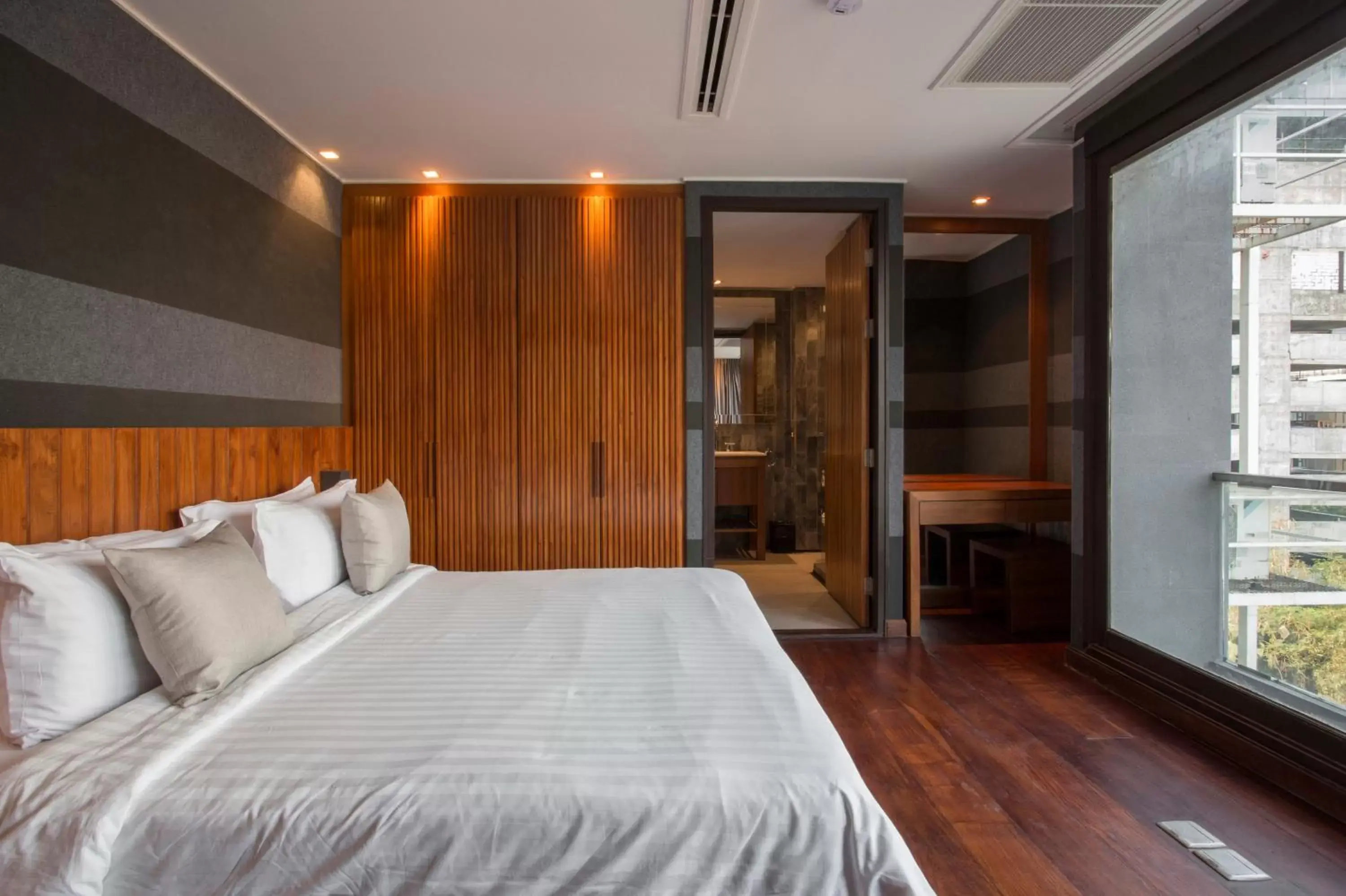 Bedroom, Bed in LUXX Langsuan Hotel - SHA Plus