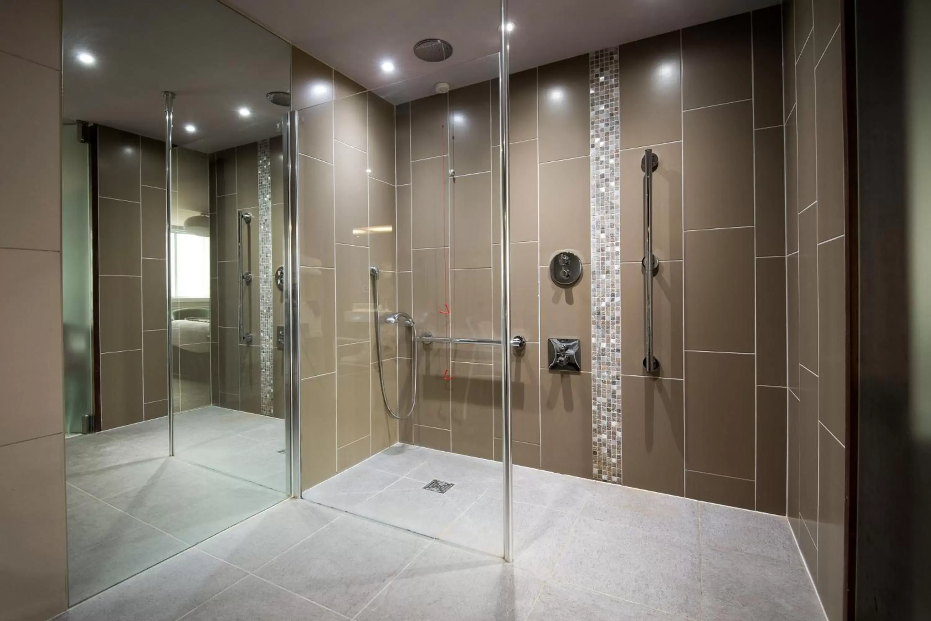 acessibility, Bathroom in Midland Hotel