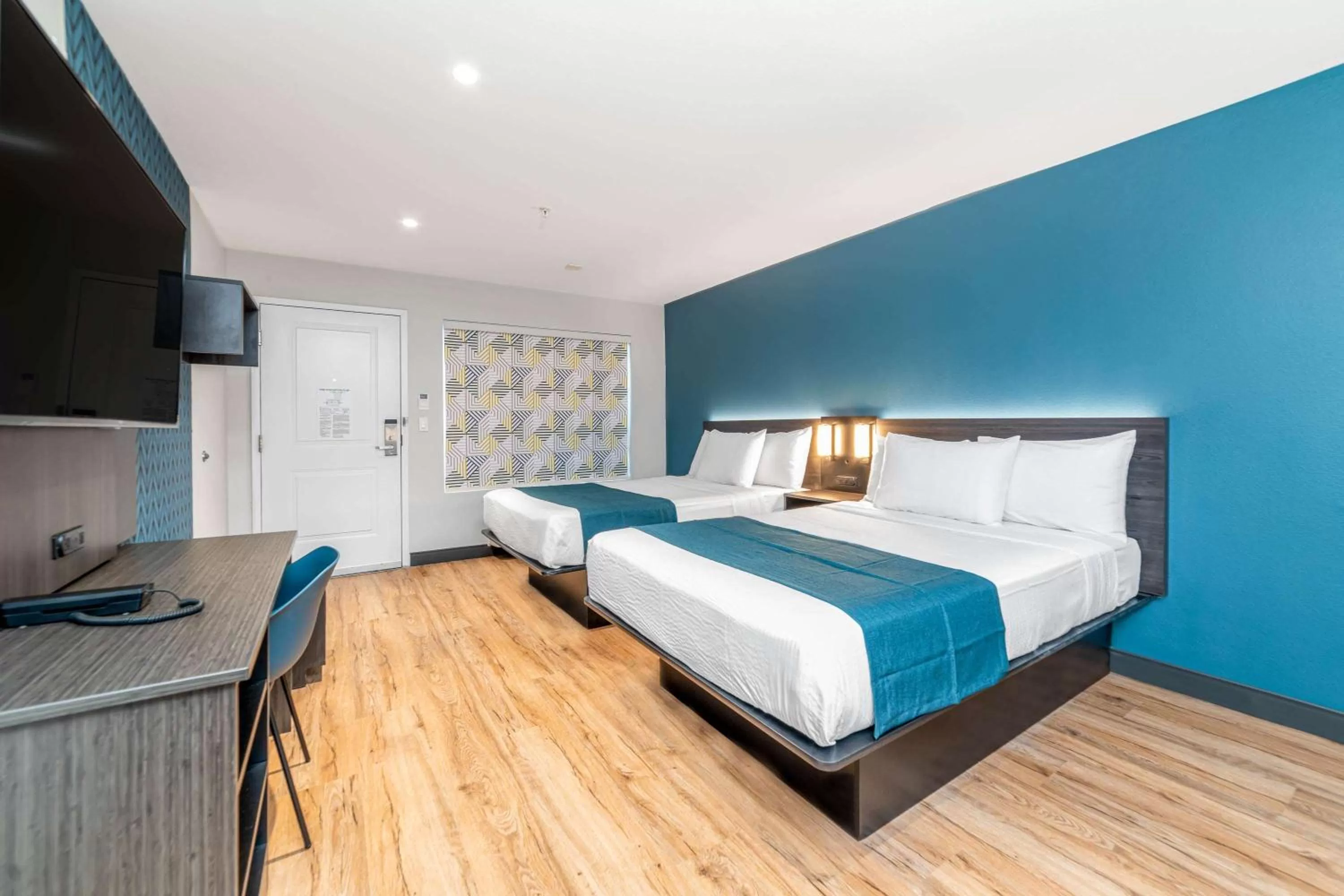 Communal lounge/ TV room, Bed in Studio 6 Suites Stockton, CA Waterfront