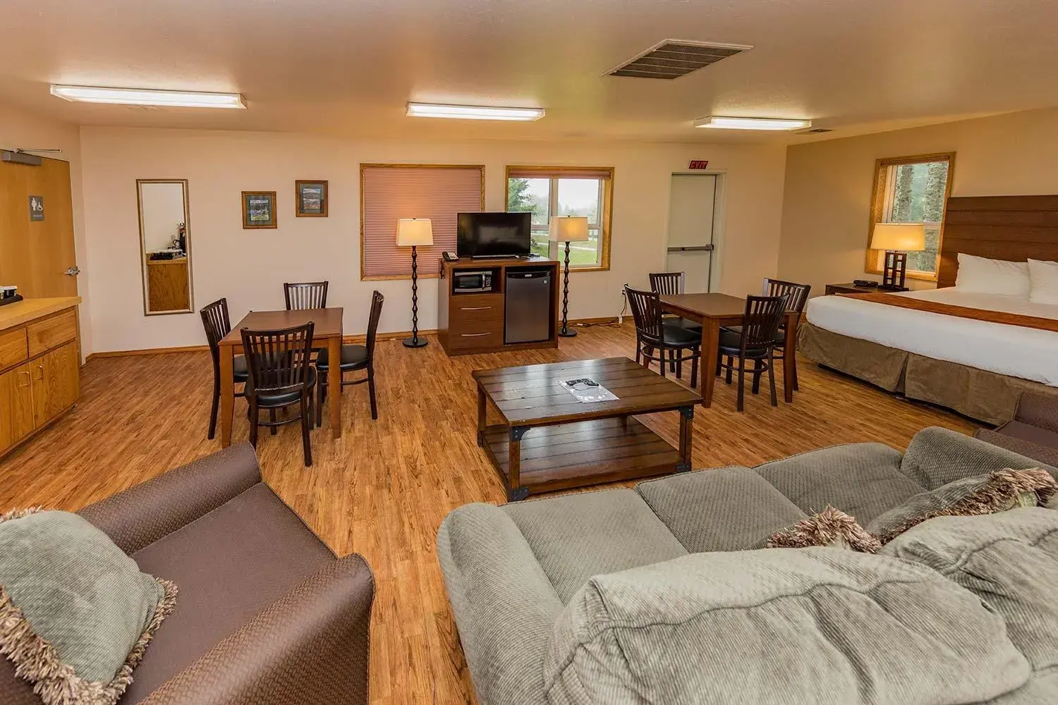 Bed, Seating Area in Nisqually Lodge