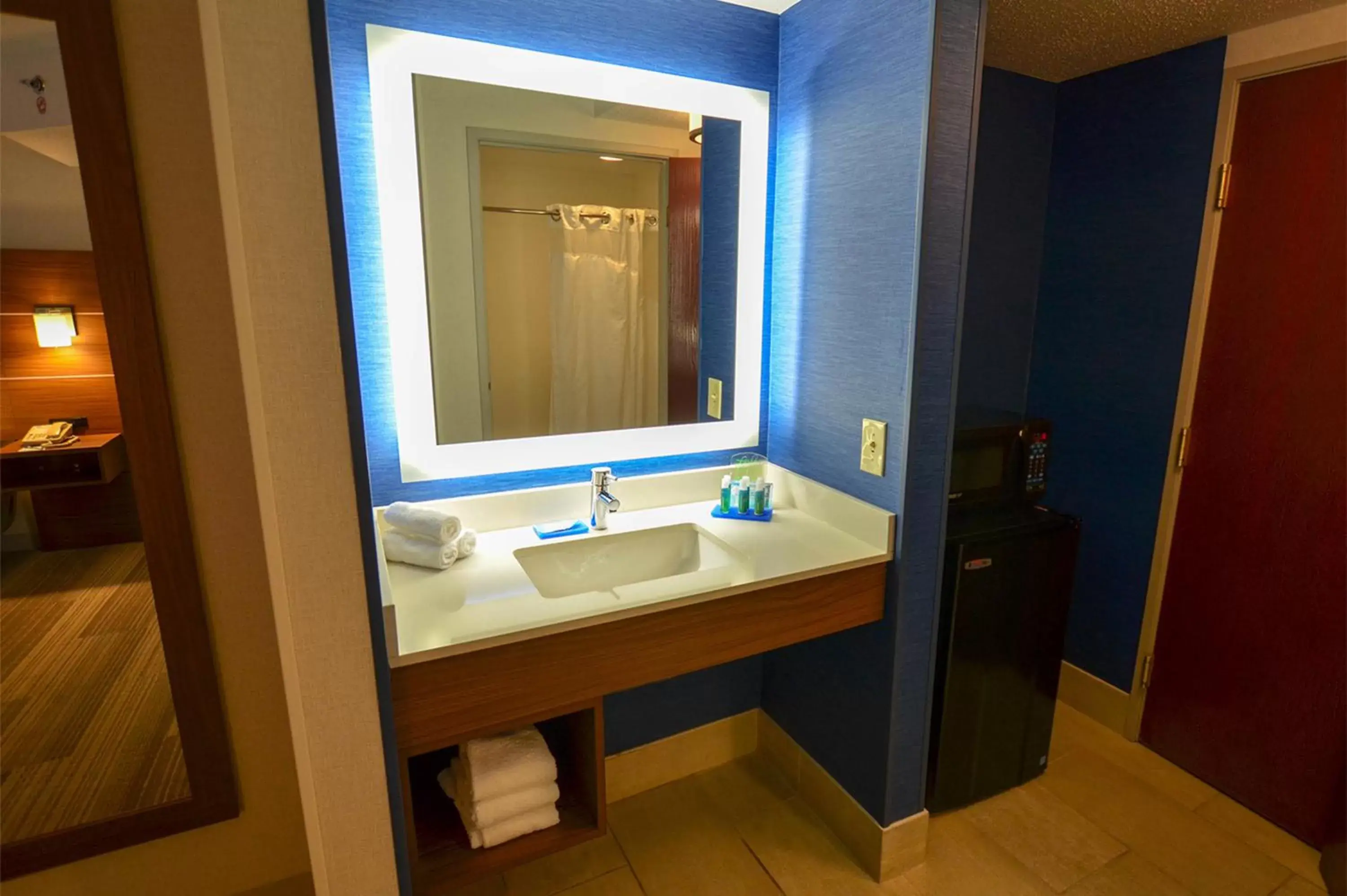 Bathroom in Holiday Inn Express Pittsburgh-Bridgeville, an IHG Hotel