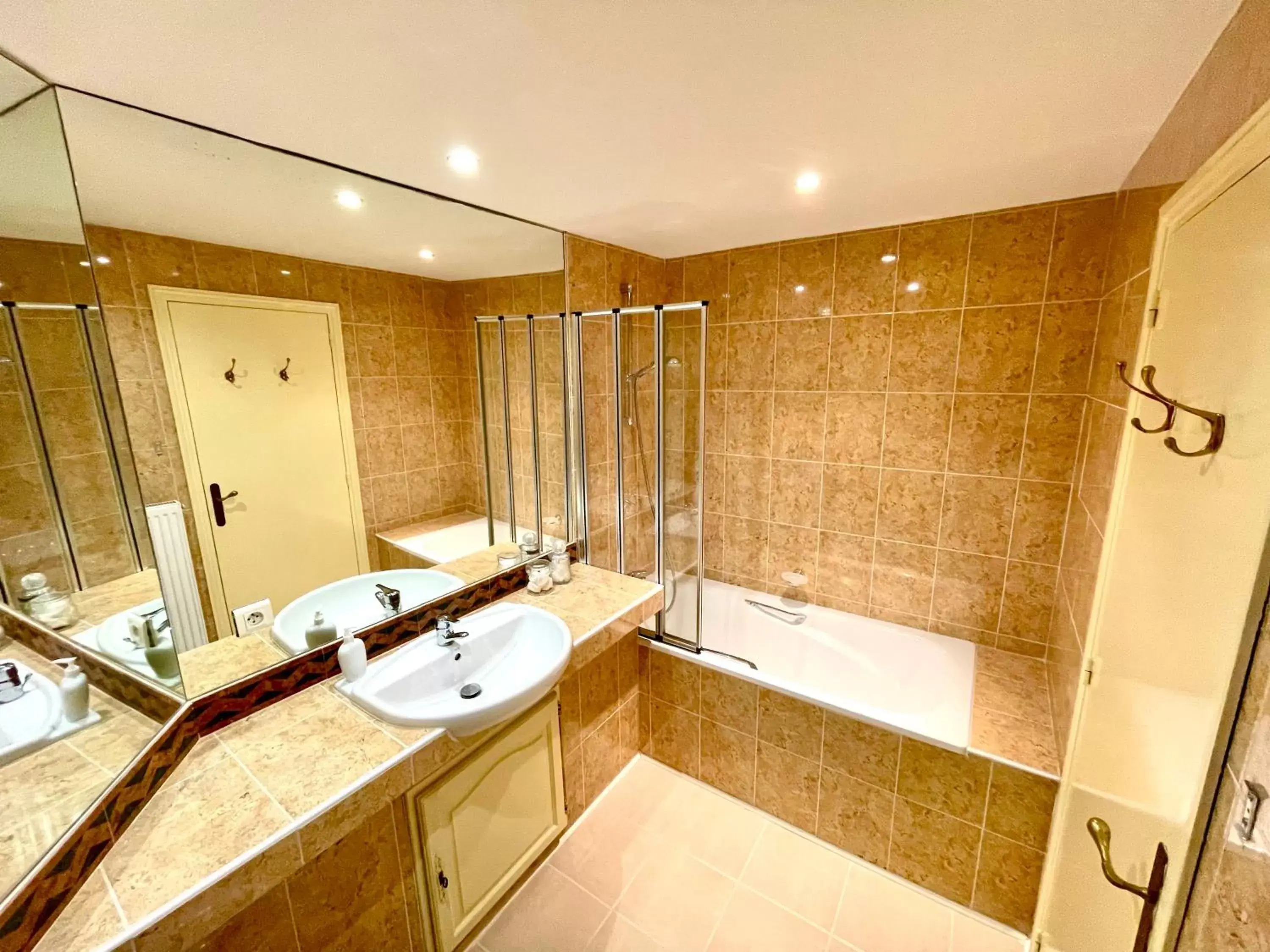 Toilet, Bathroom in Le Logis Plantagenêt