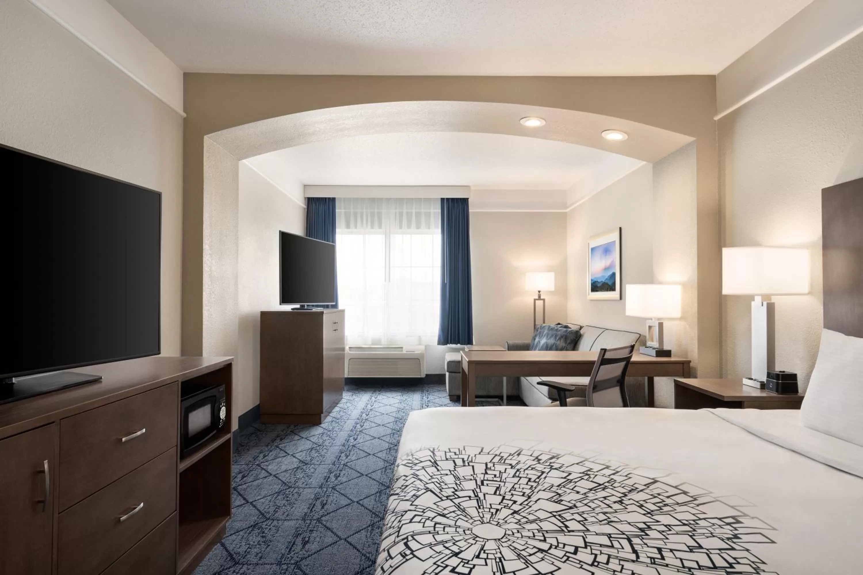 Living room, Bed in La Quinta Inn and Suites by Wyndham at WaTiki Waterpark