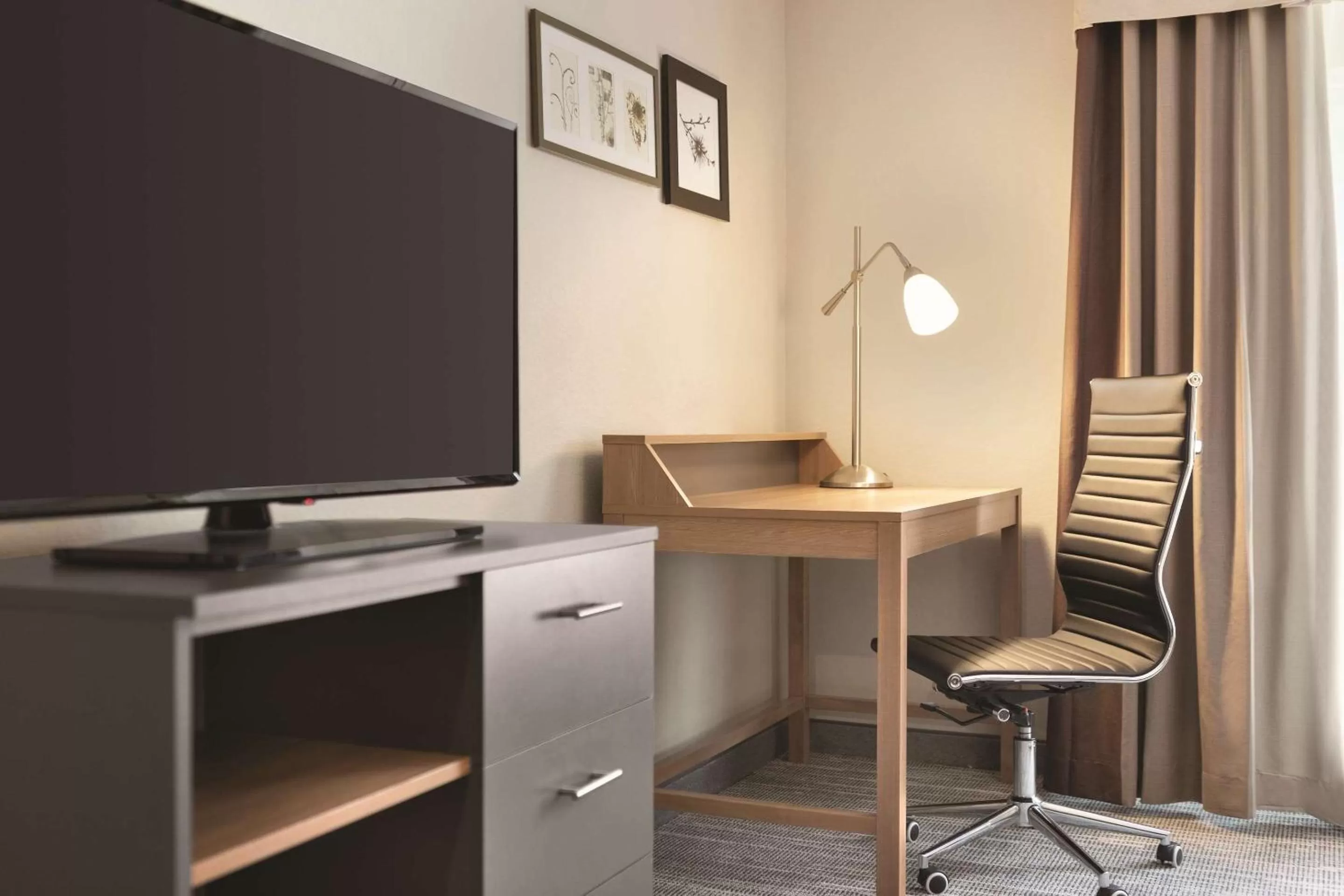 TV and multimedia in Country Inn & Suites by Radisson, Greensboro, NC