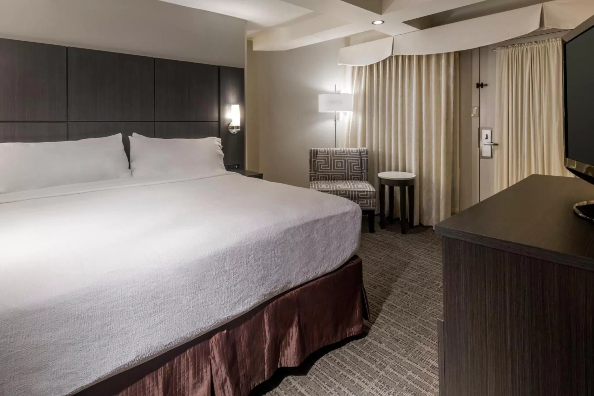 Photo of the whole room, Bed in Holiday Inn and Suites Phoenix Airport North by IHG