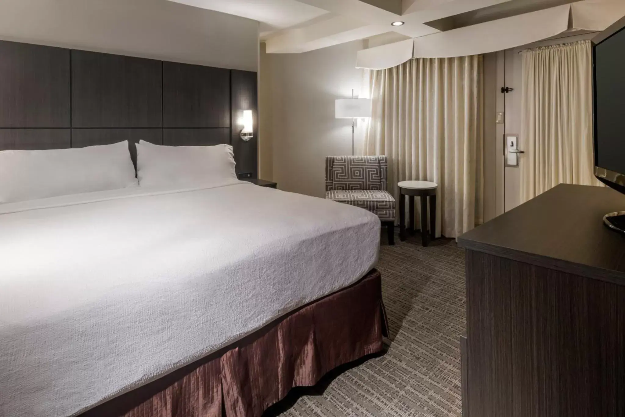 Photo of the whole room, Bed in Holiday Inn and Suites Phoenix Airport North, an IHG Hotel