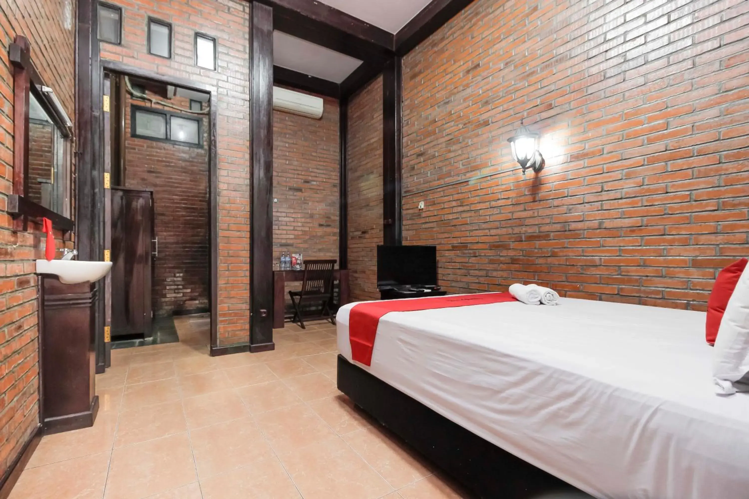 Bedroom, Bed in RedDoorz @ Cilandak Timur