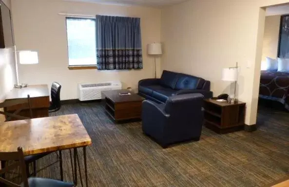 Living room, Seating Area in Super 8 by Wyndham Bemidji MN