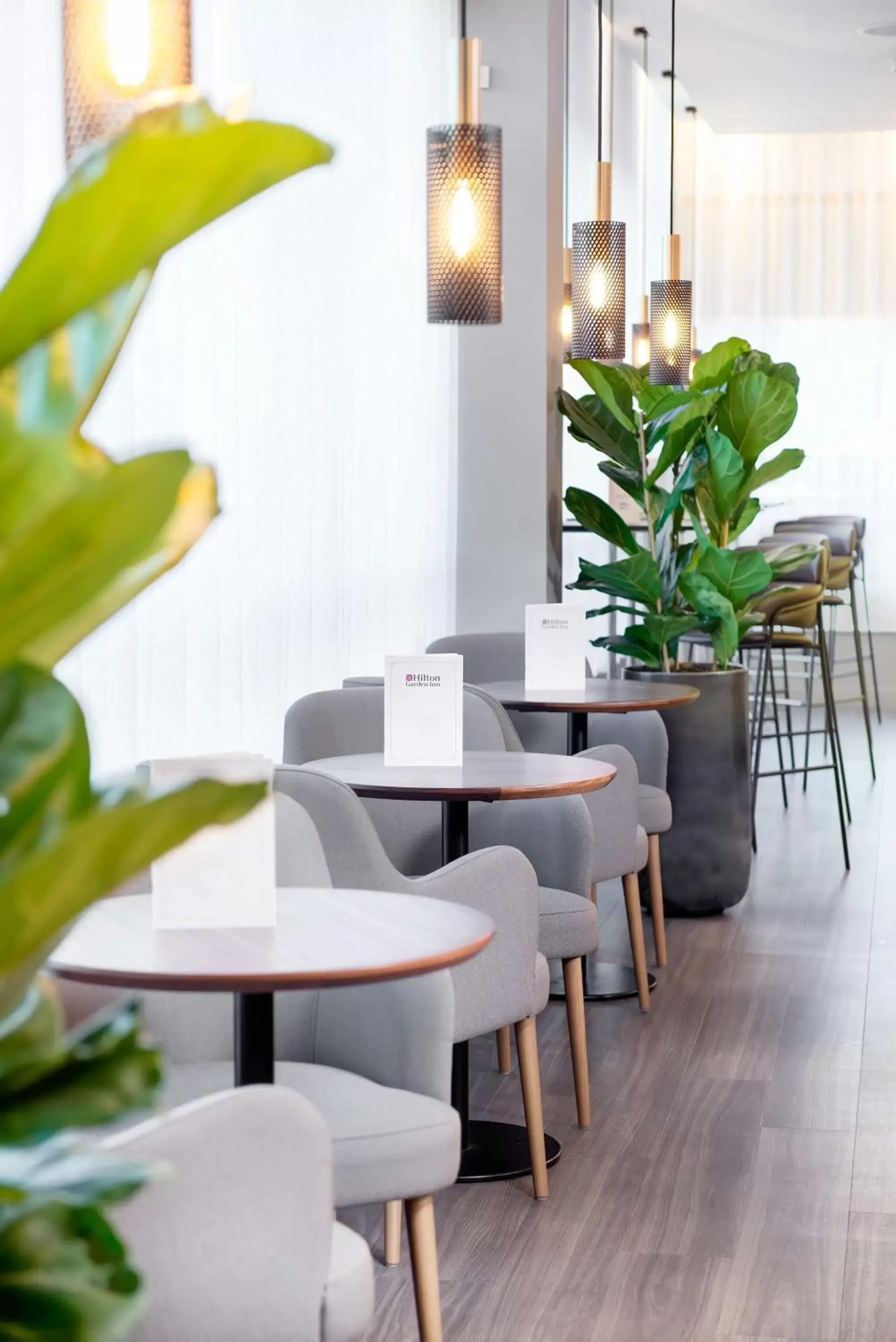 Lounge or bar, Restaurant/Places to Eat in Hilton Garden Inn London Heathrow Airport
