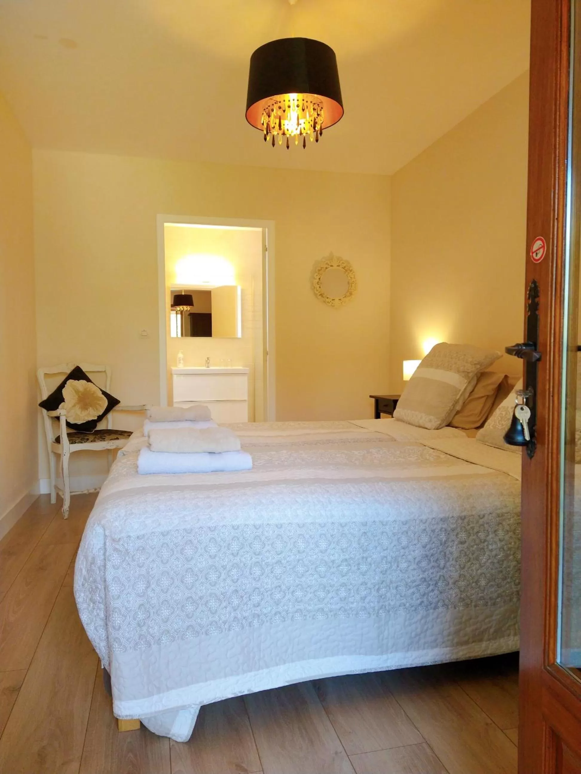 Bedroom, Bed in La Colline - Chambre d'hôtes - B&B