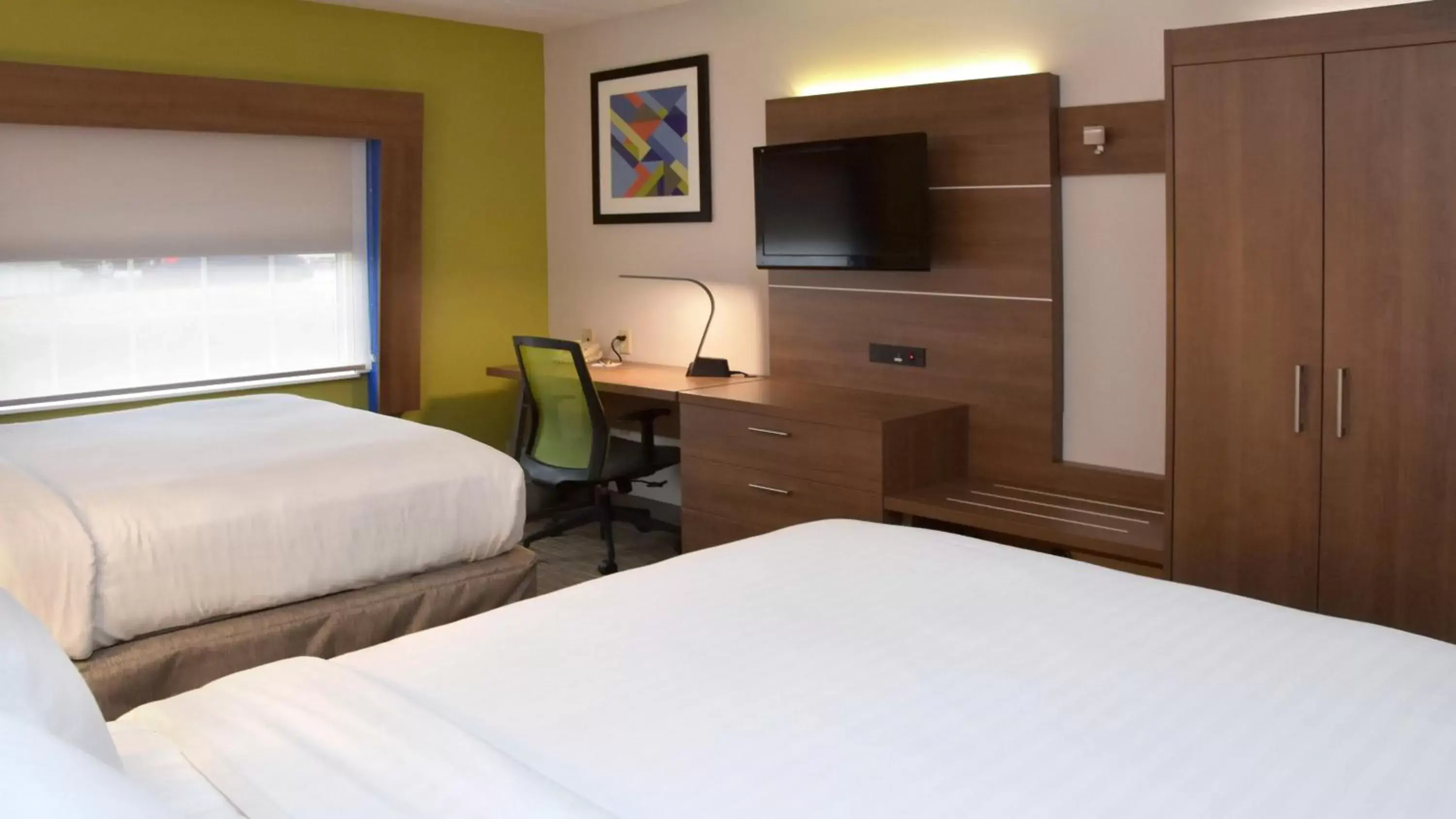 Photo of the whole room, Bed in Holiday Inn Express Mount Pleasant- Scottdale, an IHG Hotel