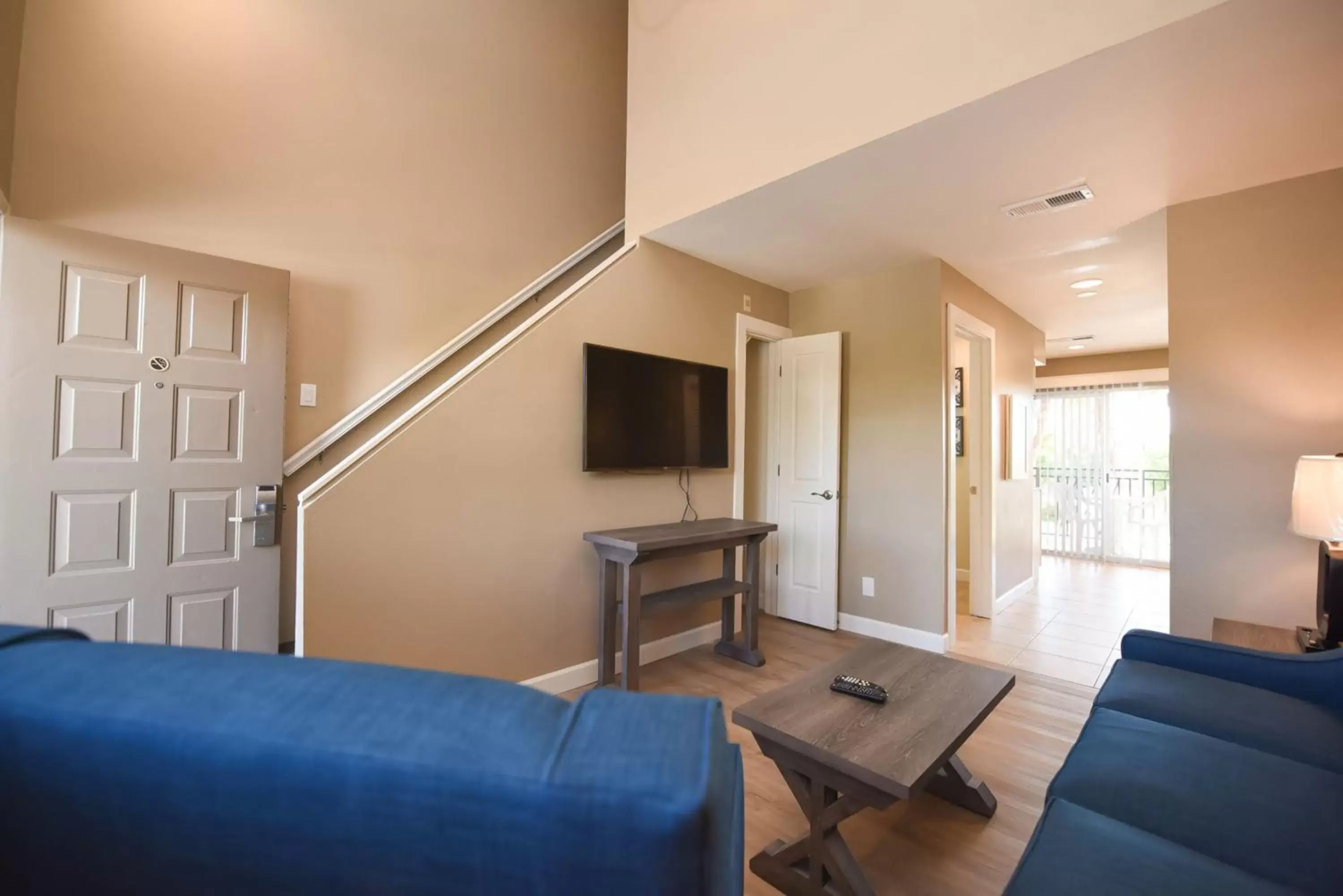 Living room, Seating Area in Waterside Suites and Marina