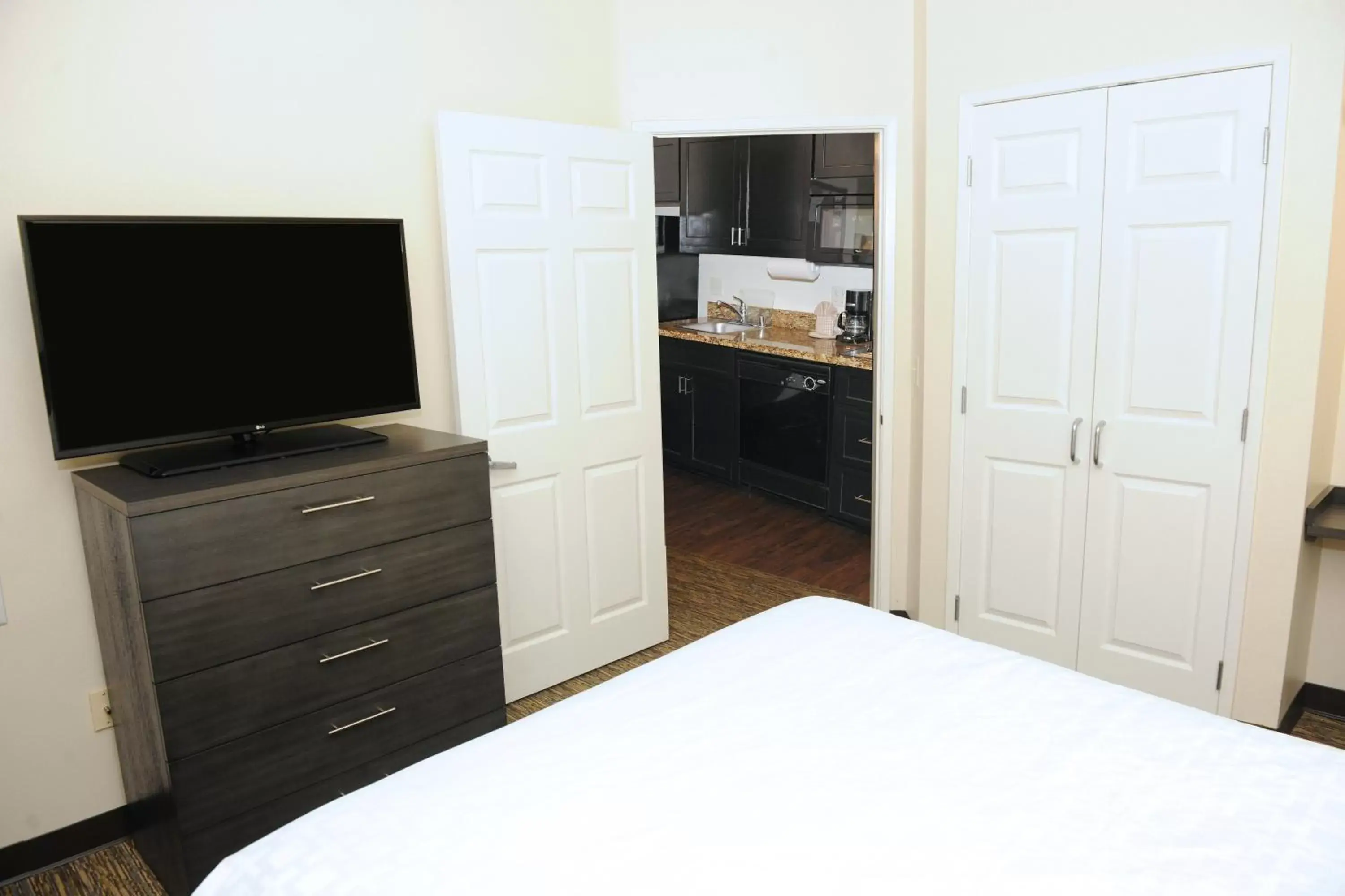 Photo of the whole room, TV/Entertainment Center in Candlewood Suites Santa Maria, an IHG Hotel