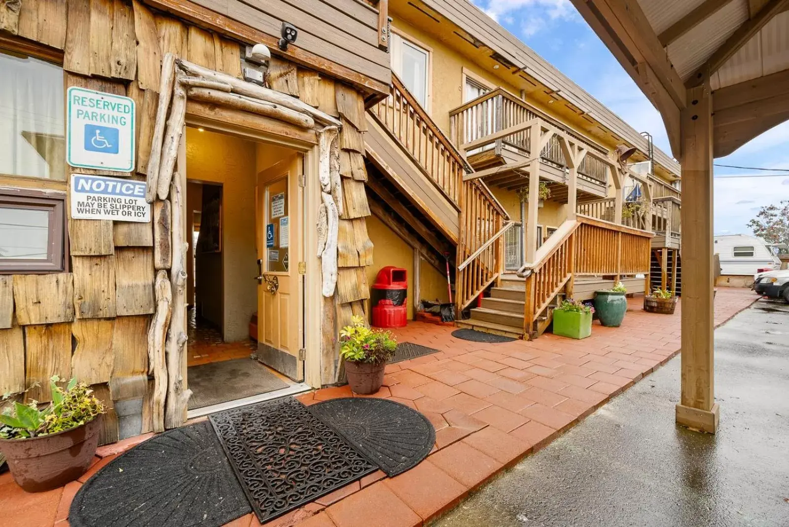 Property building in Qupqugiaq Inn Property building in Qupqugiaq Inn