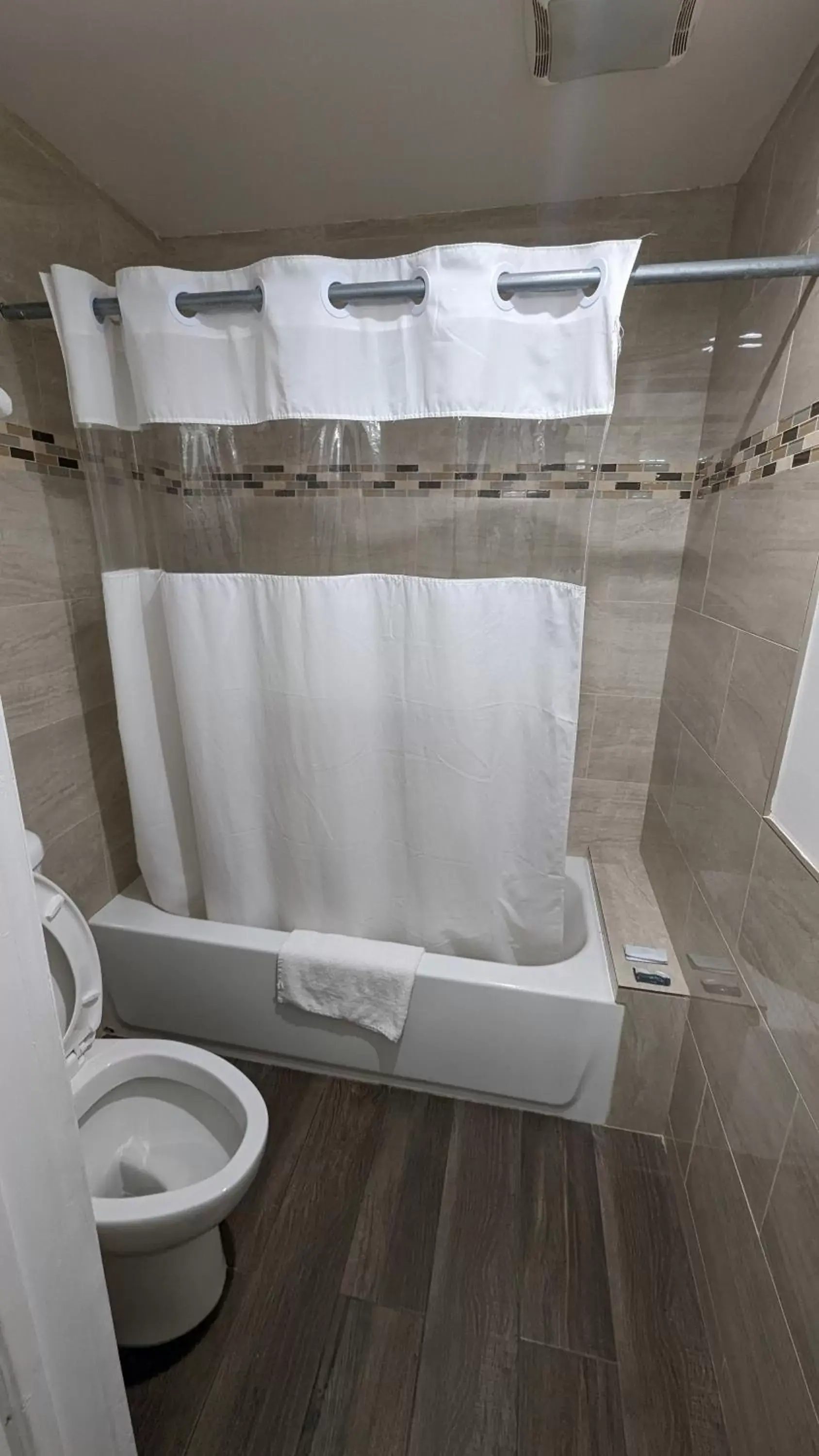 Shower, Bathroom in Airport Motel - Inglewood