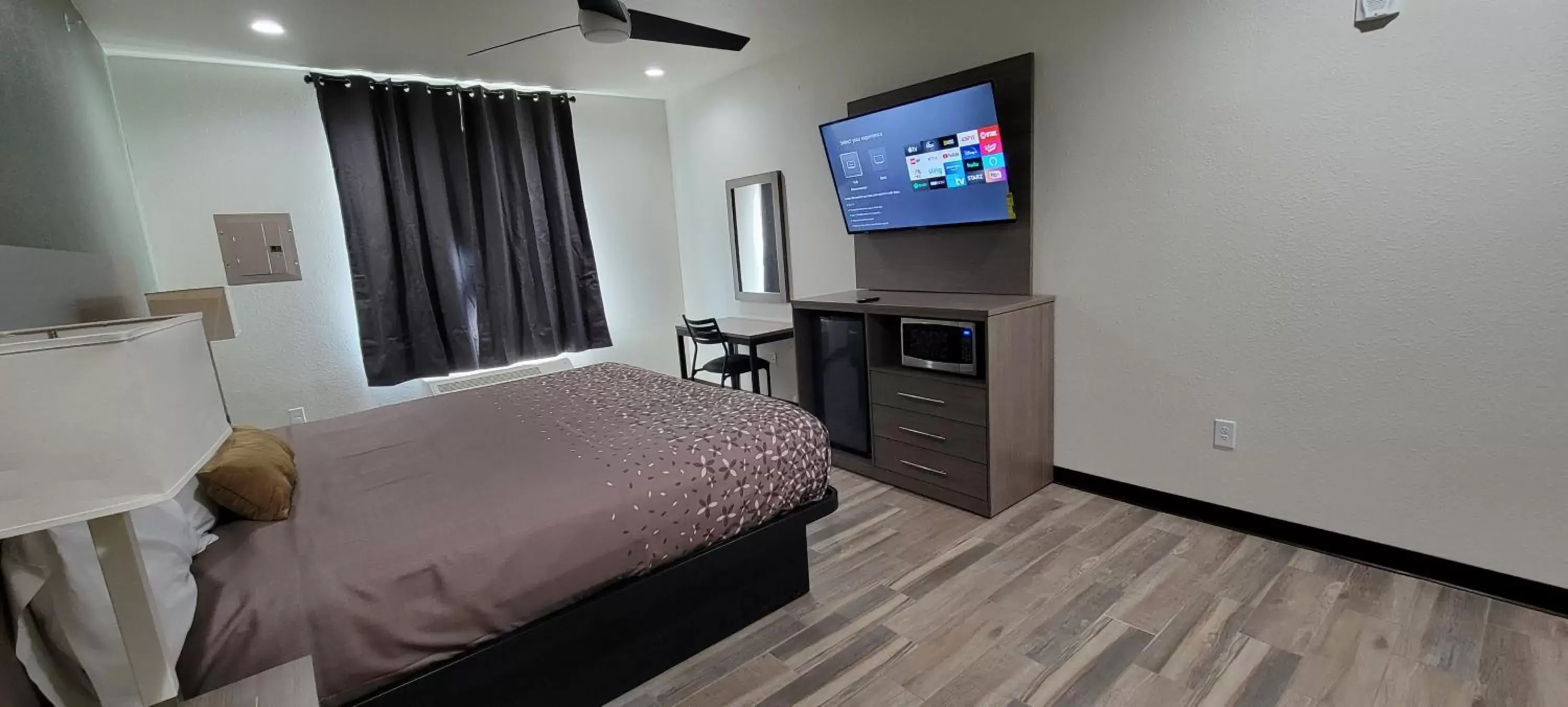 TV and multimedia, Bed in Alamo Inn & Suites Downtown