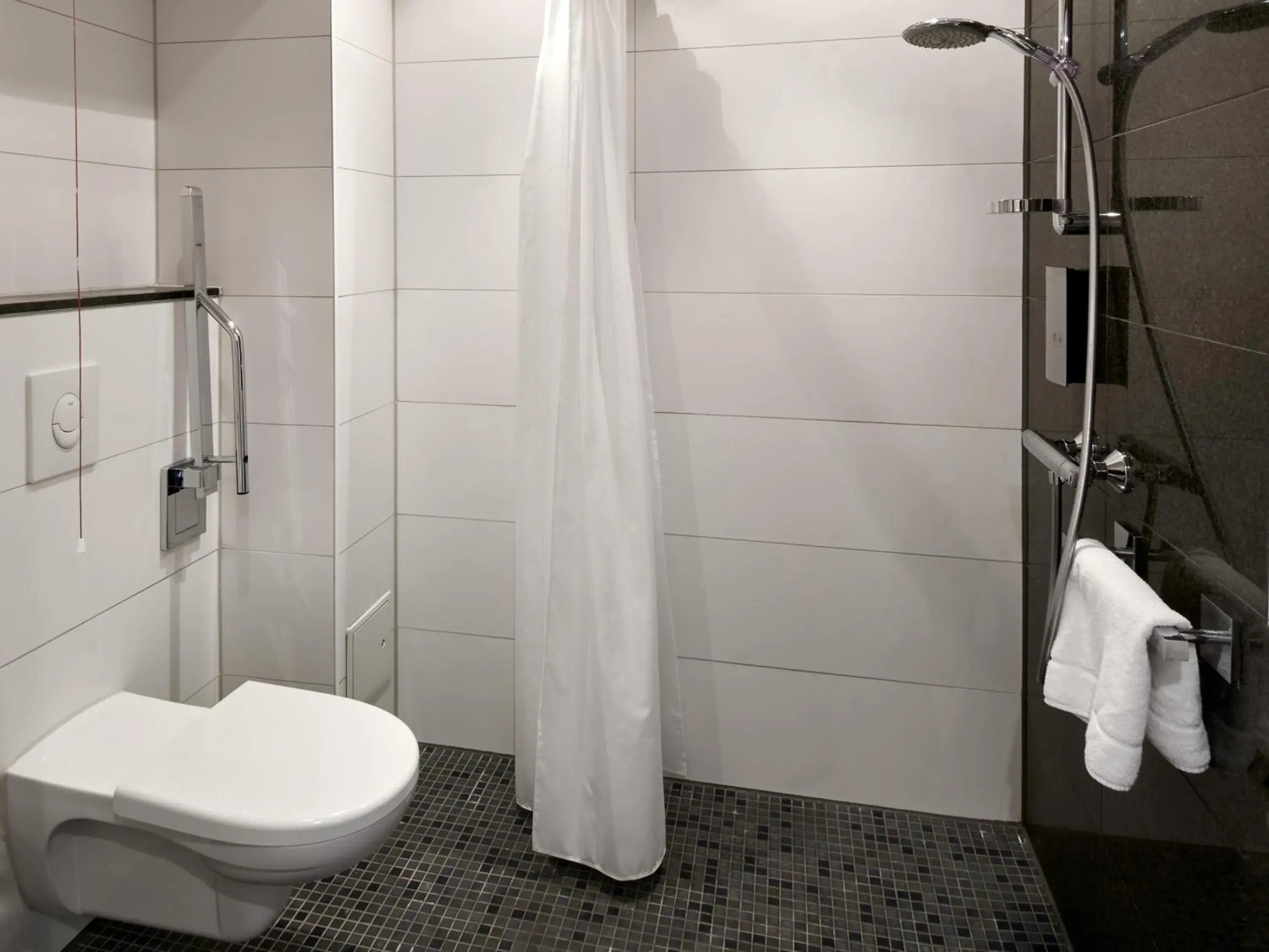 Bathroom in B&B Hotel Offenbach-Süd
