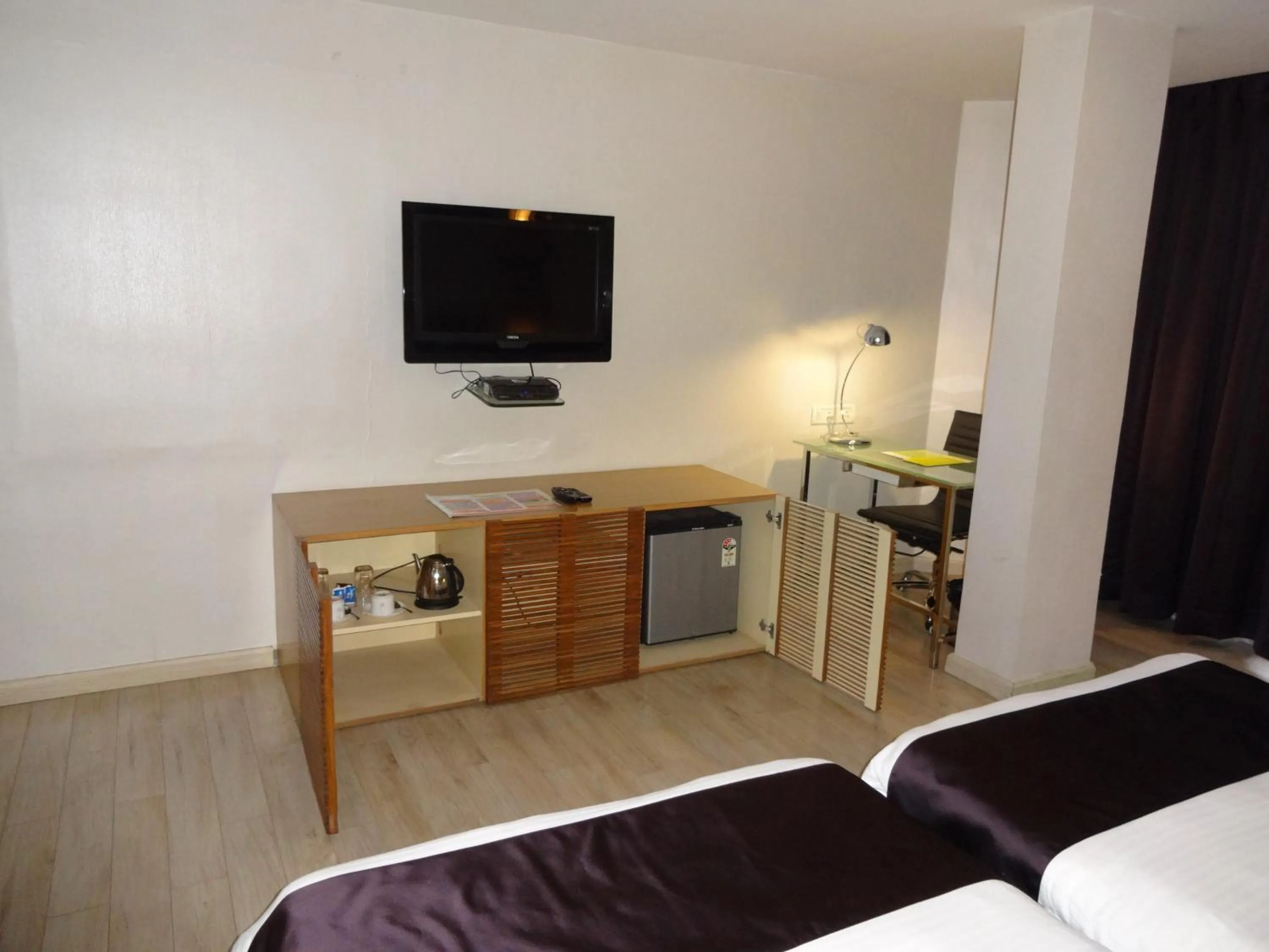 Coffee/tea facilities, Bed in The Purple Leaf Hotels