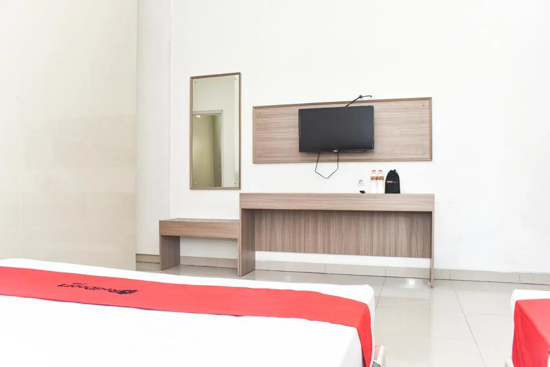 Bedroom, TV/Entertainment Center in RedDoorz near Alun Alun Wonosobo