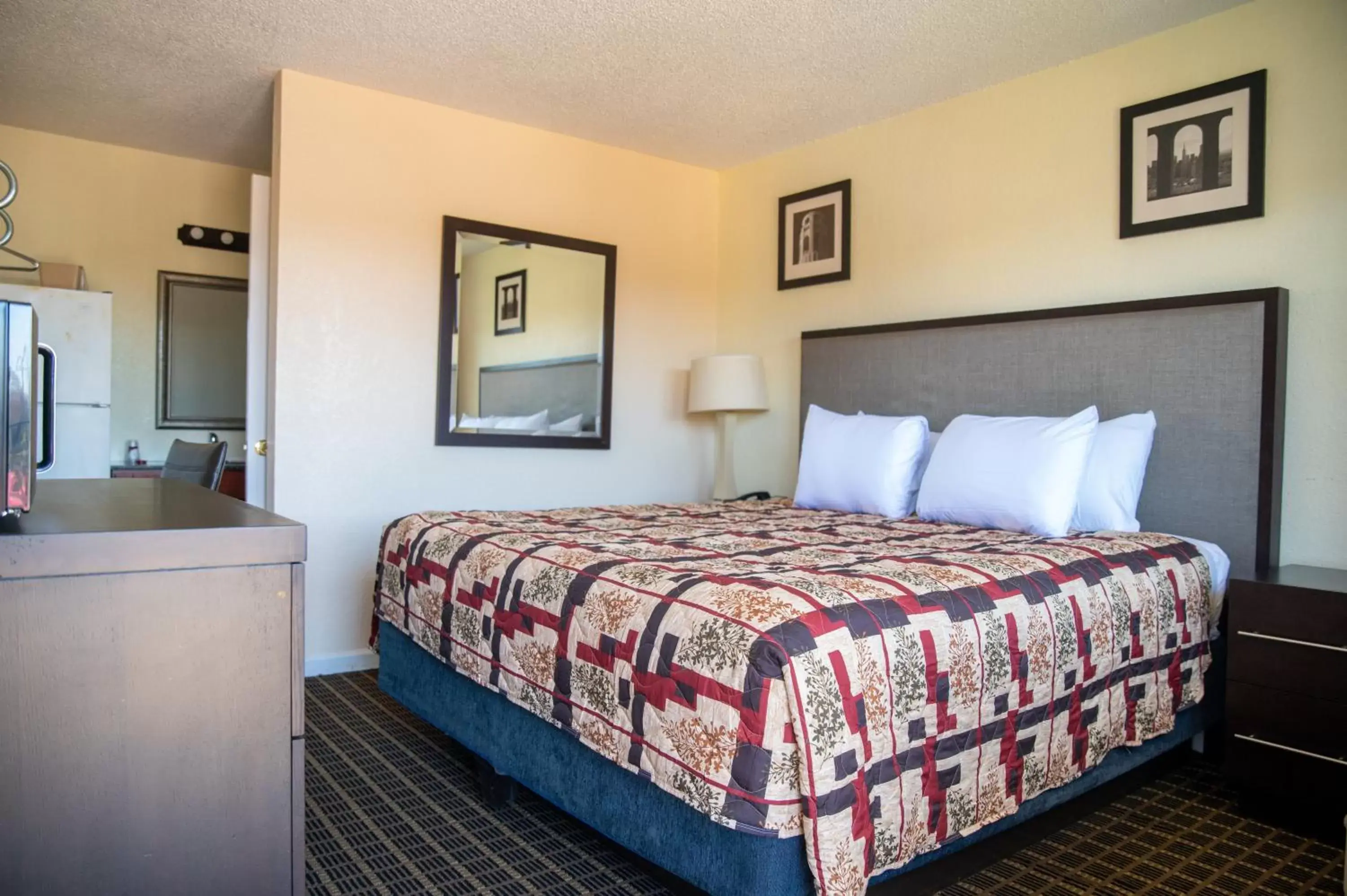 Photo of the whole room, Bed in Motel 7 - Near Six Flags, Vallejo - Napa Valley