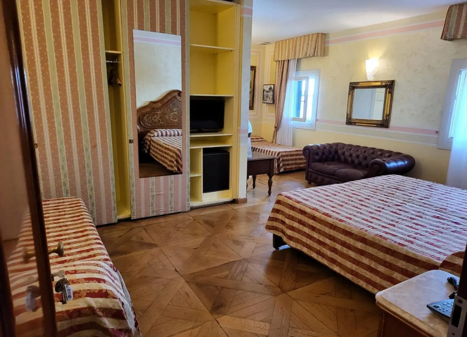 Bed, Seating Area in Hotel Villa Stucky