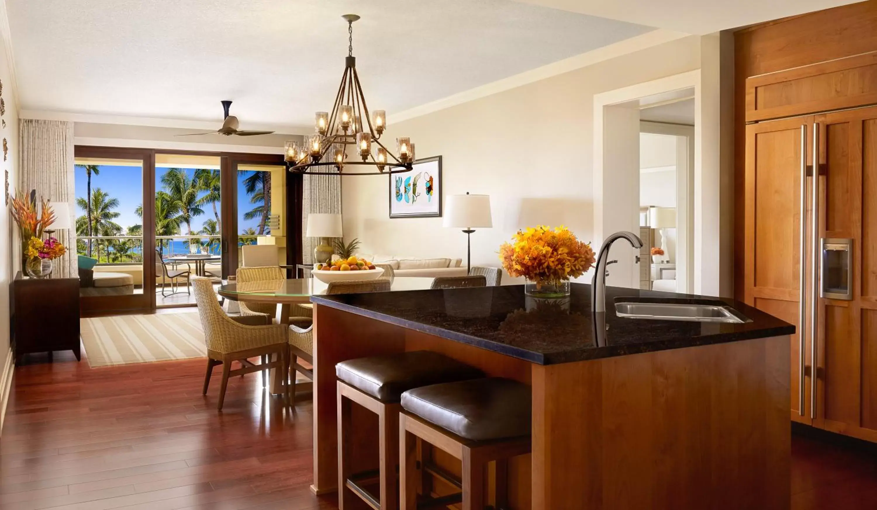 Living room, Kitchen/Kitchenette in Montage Kapalua Bay