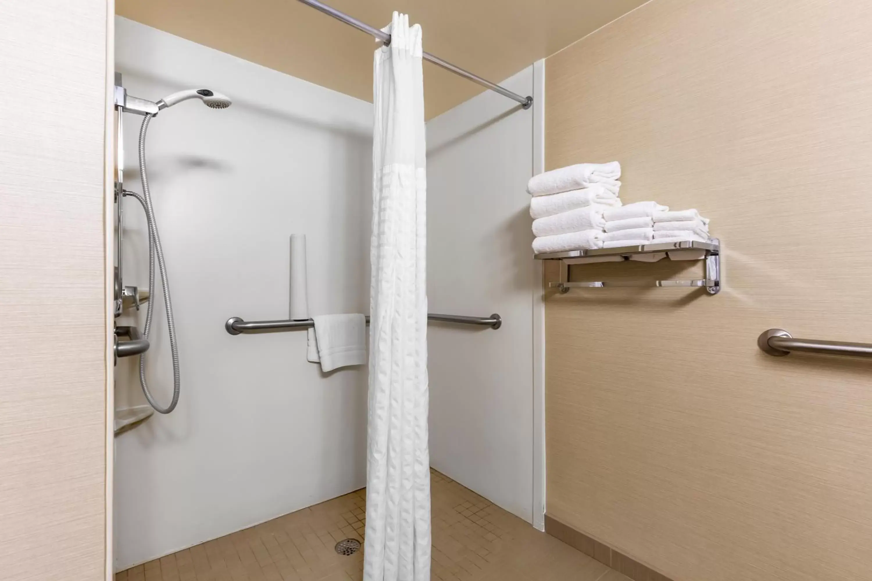 Shower, Bathroom in Comfort Inn University Durham - Chapel Hill
