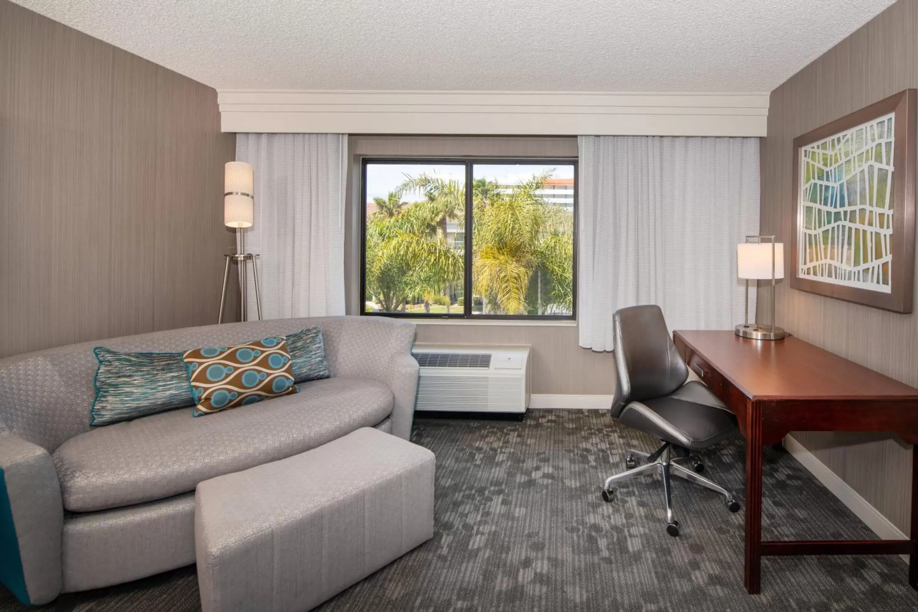 Photo of the whole room, Seating Area in Courtyard by Marriott Oakland Airport