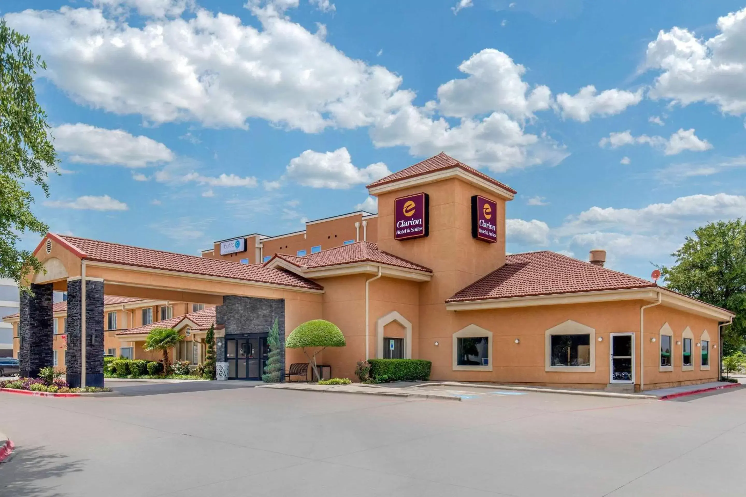 Property Building in Clarion Inn & Suites DFW North