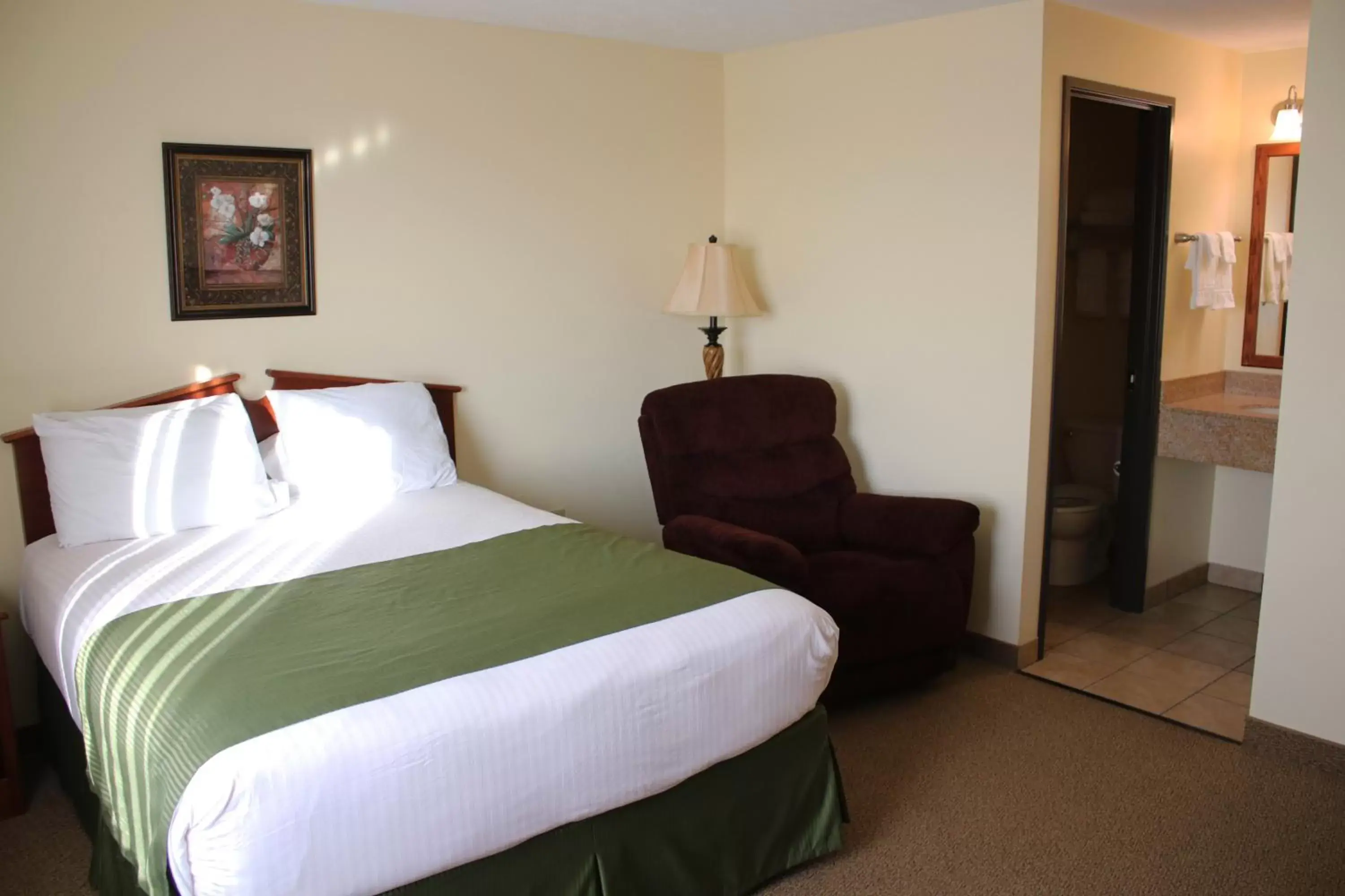 Photo of the whole room, Bed in The Edgewood Hotel and Suites