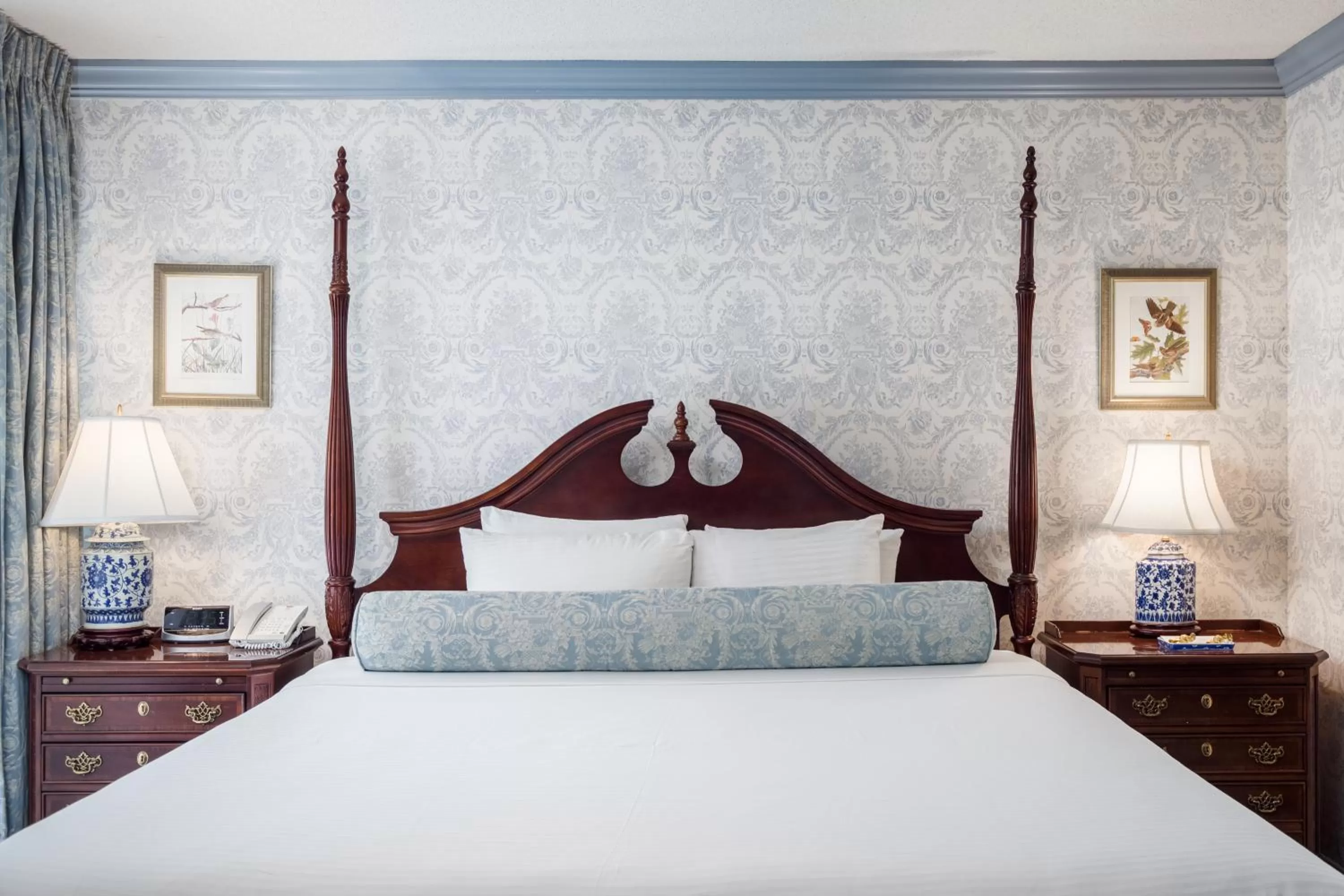 Quiet street view, Bed in The Farmington Inn and Suites