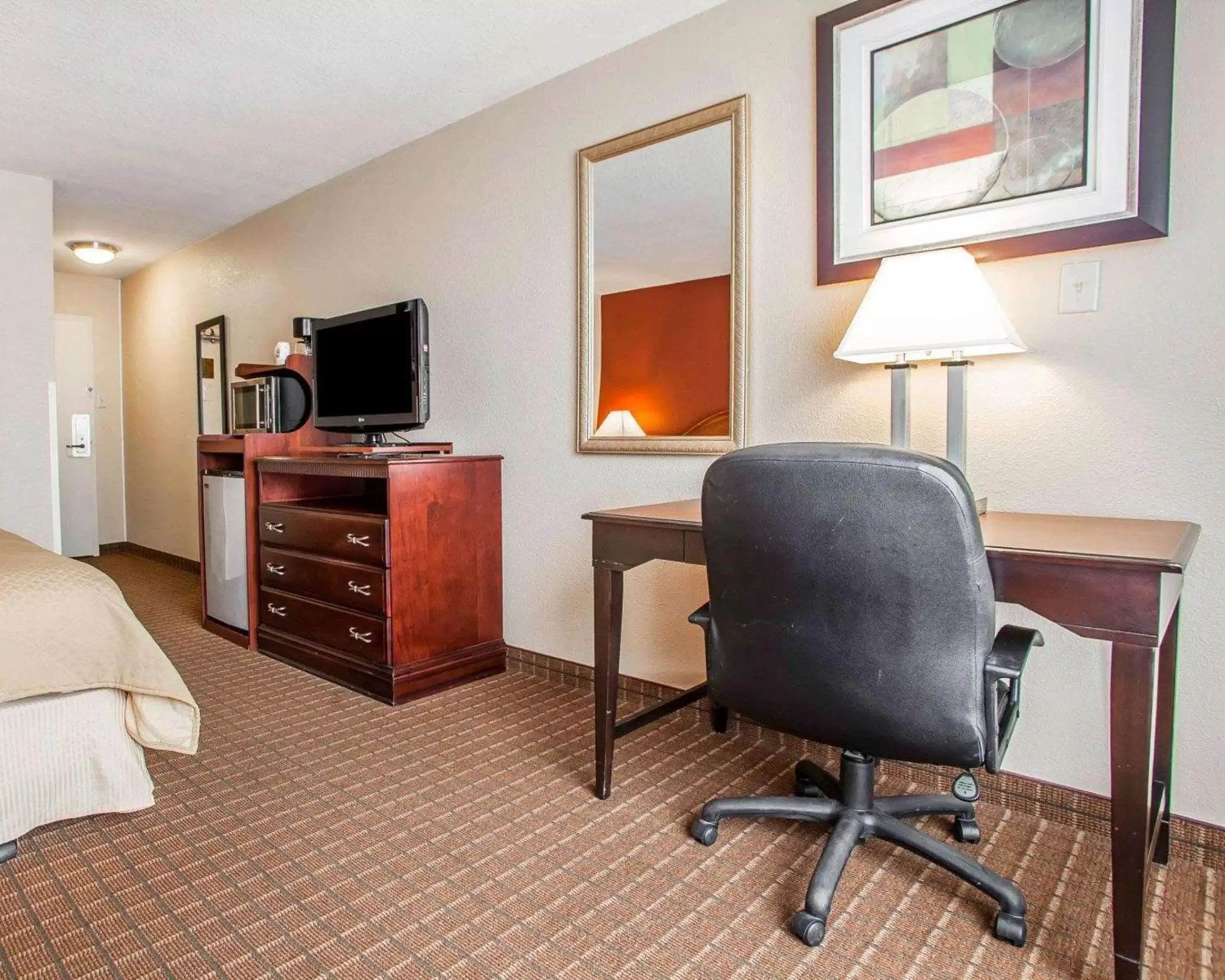 Photo of the whole room, TV/Entertainment Center in Quality Inn Fort Dodge