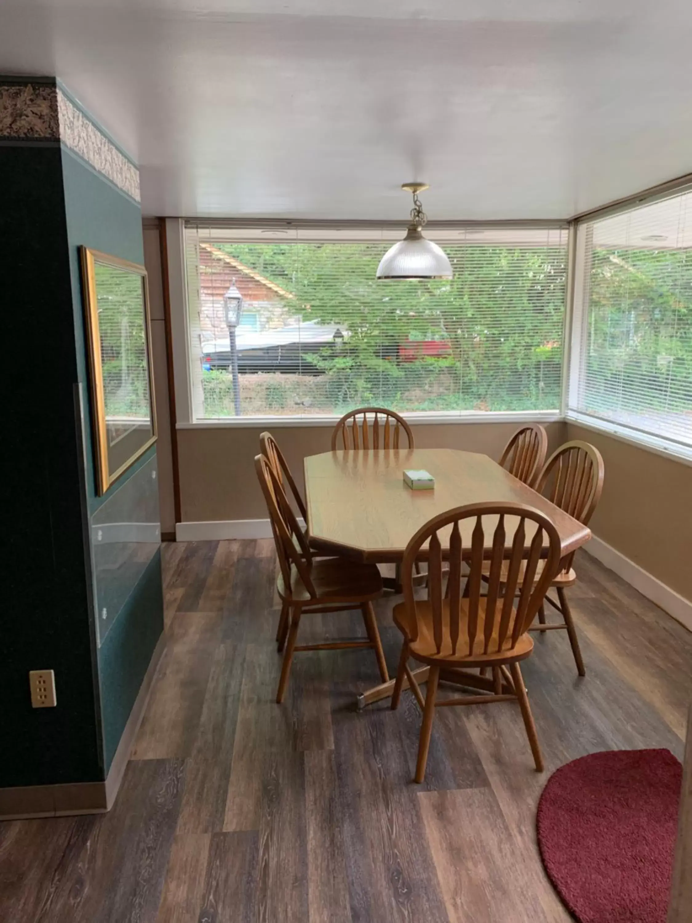 Dining Area in Carr's Northside Hotel and Cottages