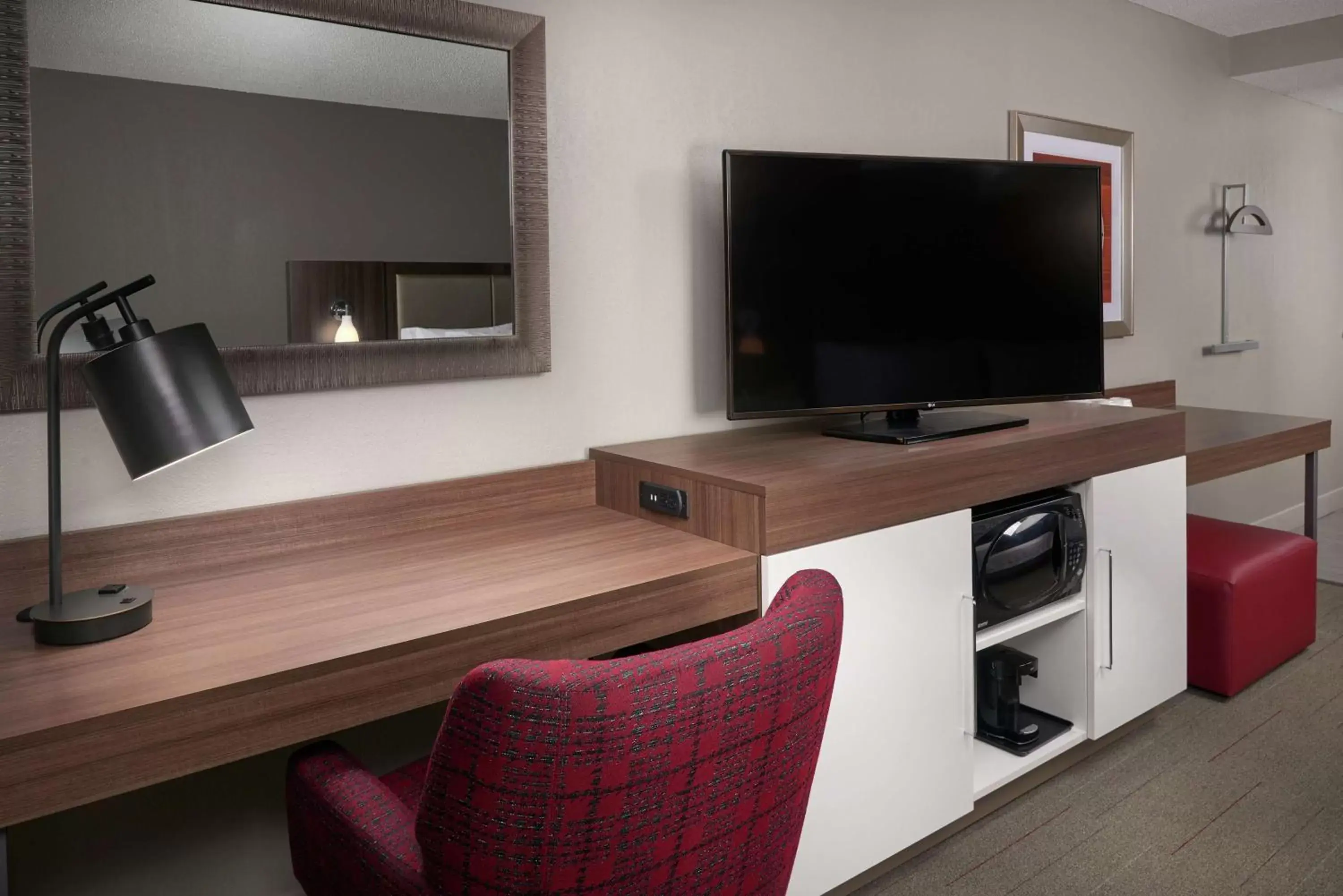 Bedroom, TV/Entertainment Center in Hampton Inn & Suites Oxford-Anniston