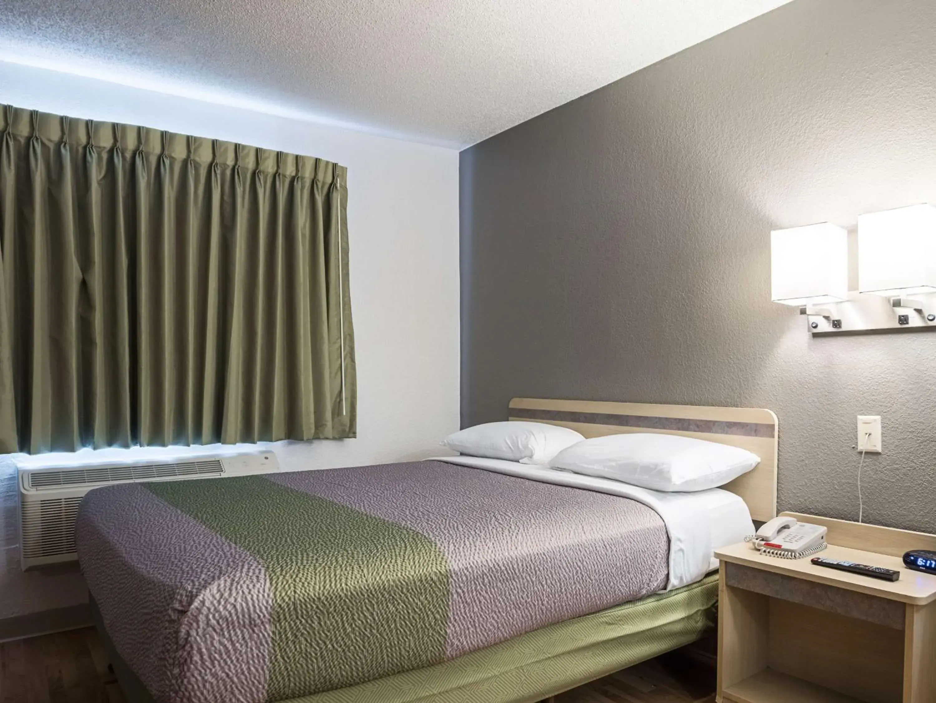 Bedroom, Bed in Studio 6-Miamisburg, OH - Dayton Bedroom, Bed in Studio 6-Miamisburg, OH - Dayton