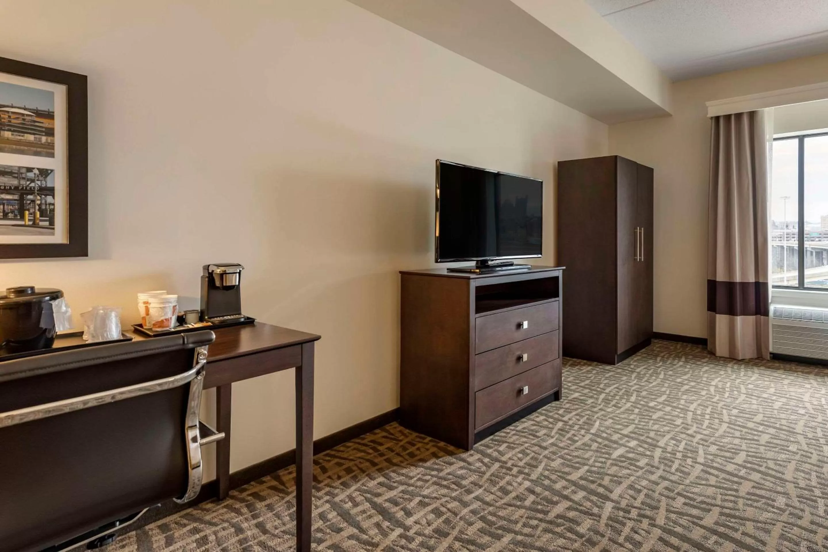 Bedroom in Comfort Inn & Suites Pittsburgh-Northshore