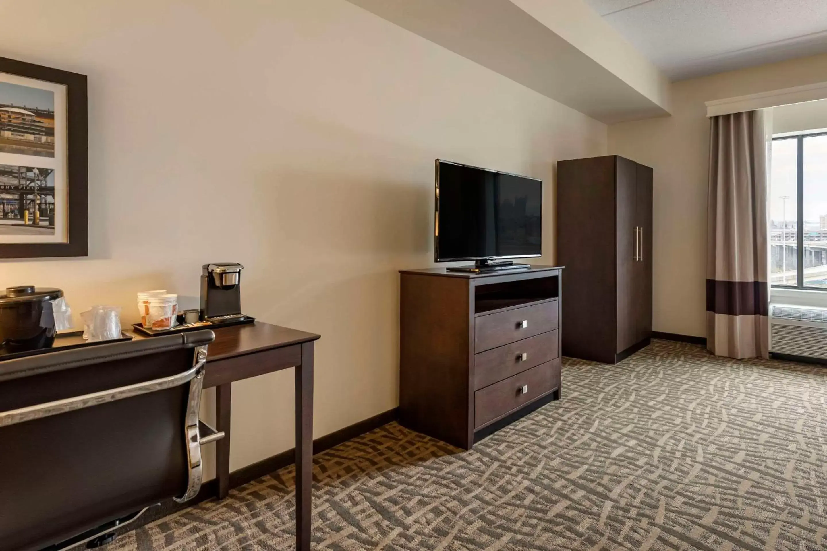 Bedroom, TV/Entertainment Center in Comfort Inn & Suites Pittsburgh-Northshore