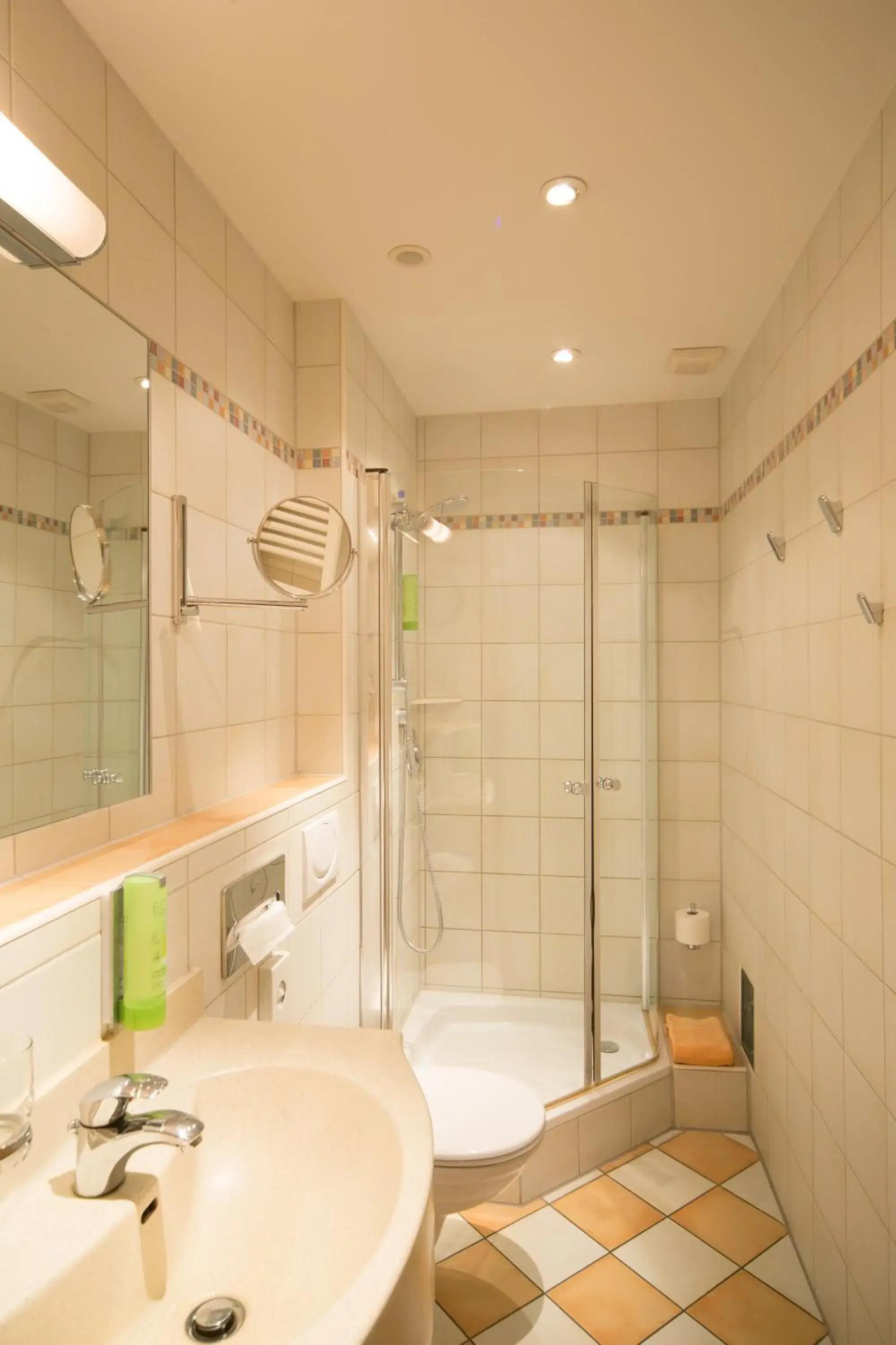 Shower, Bathroom in Ambient Hotel am Europakanal