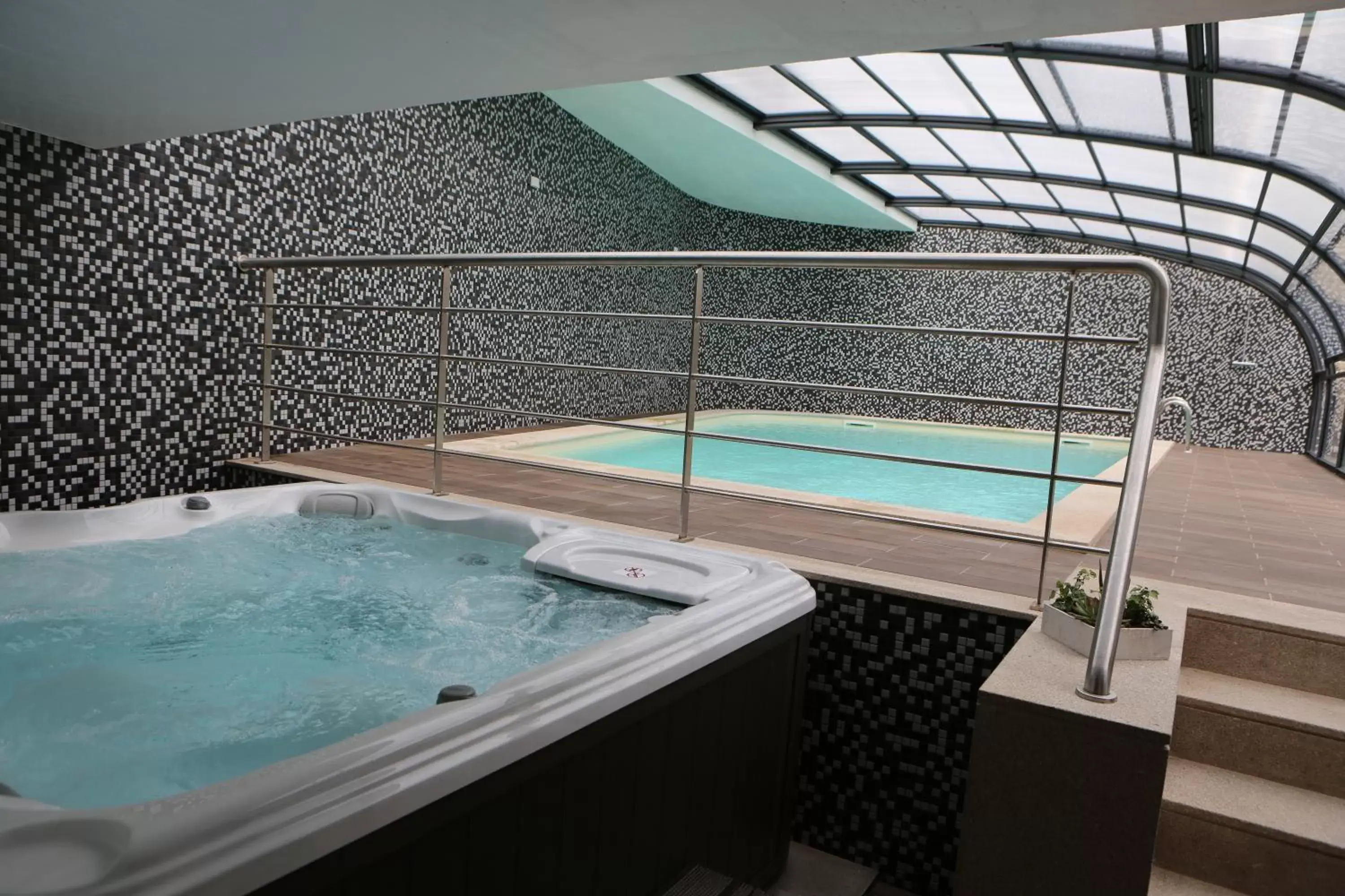 Hot Tub, Swimming Pool in Hotel Solar do Rebolo