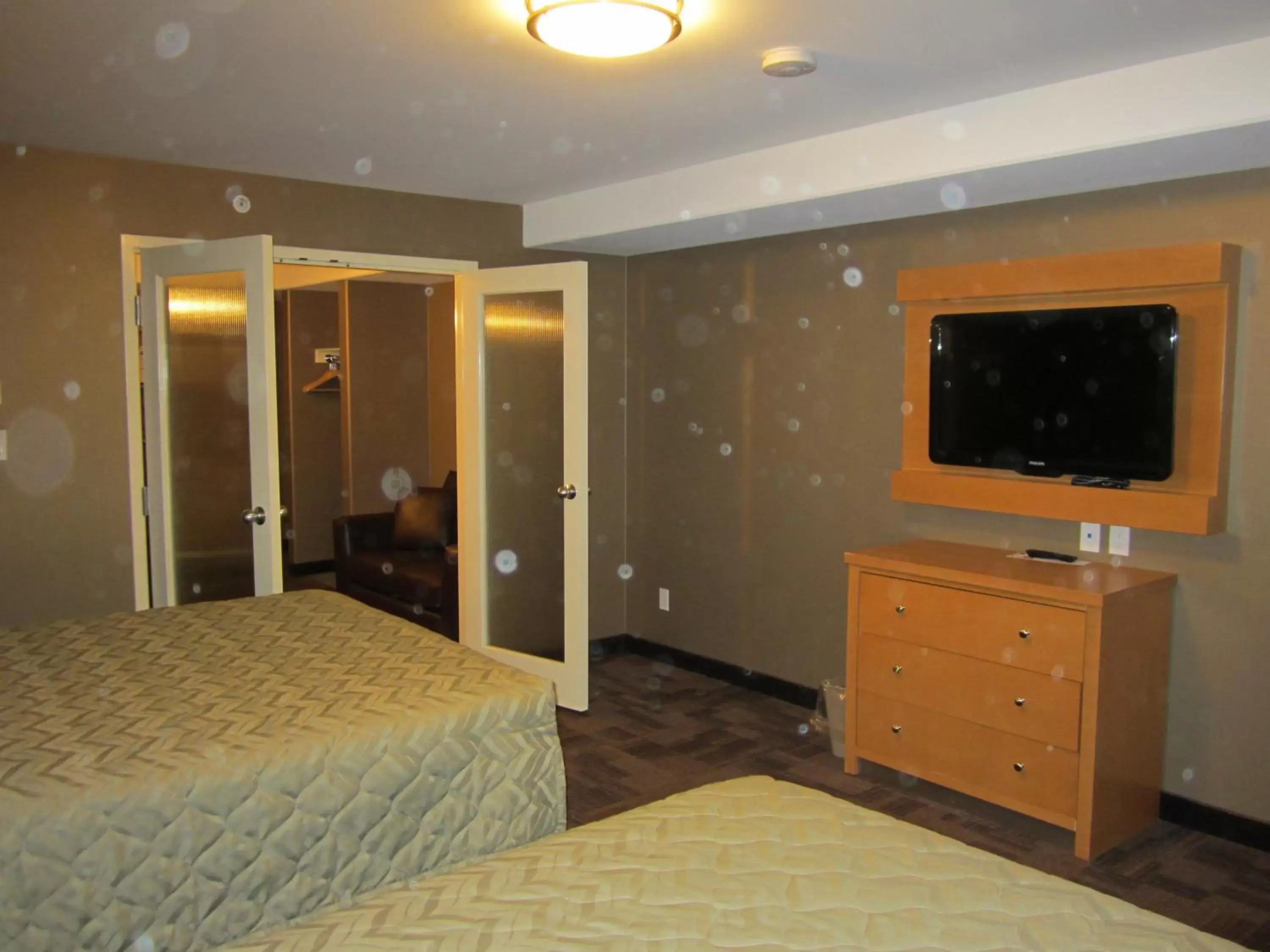 Bedroom, Bed in Woodlands Inn & Suites