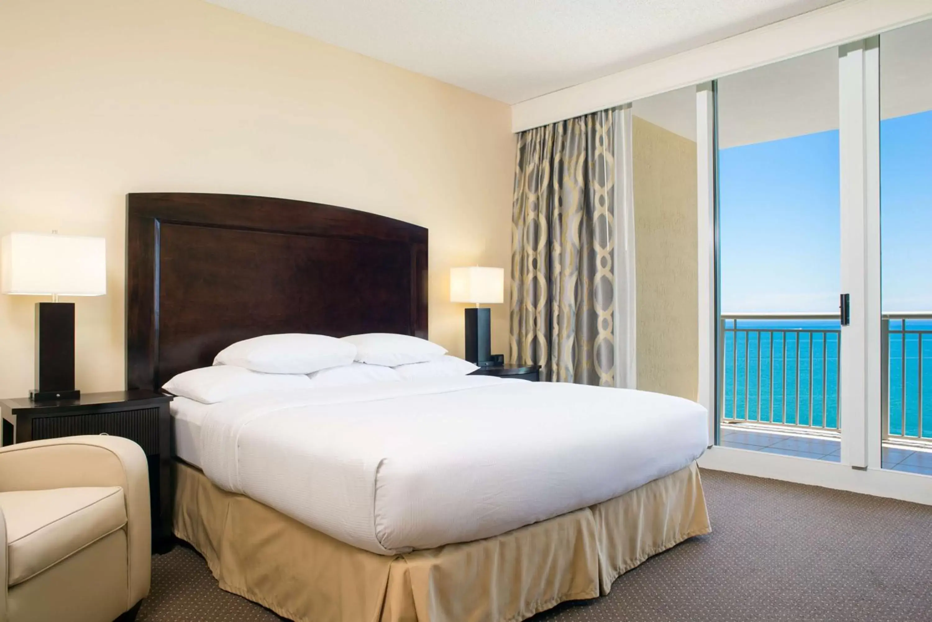Bed in DoubleTree by Hilton Ocean Point Resort - North Miami Beach