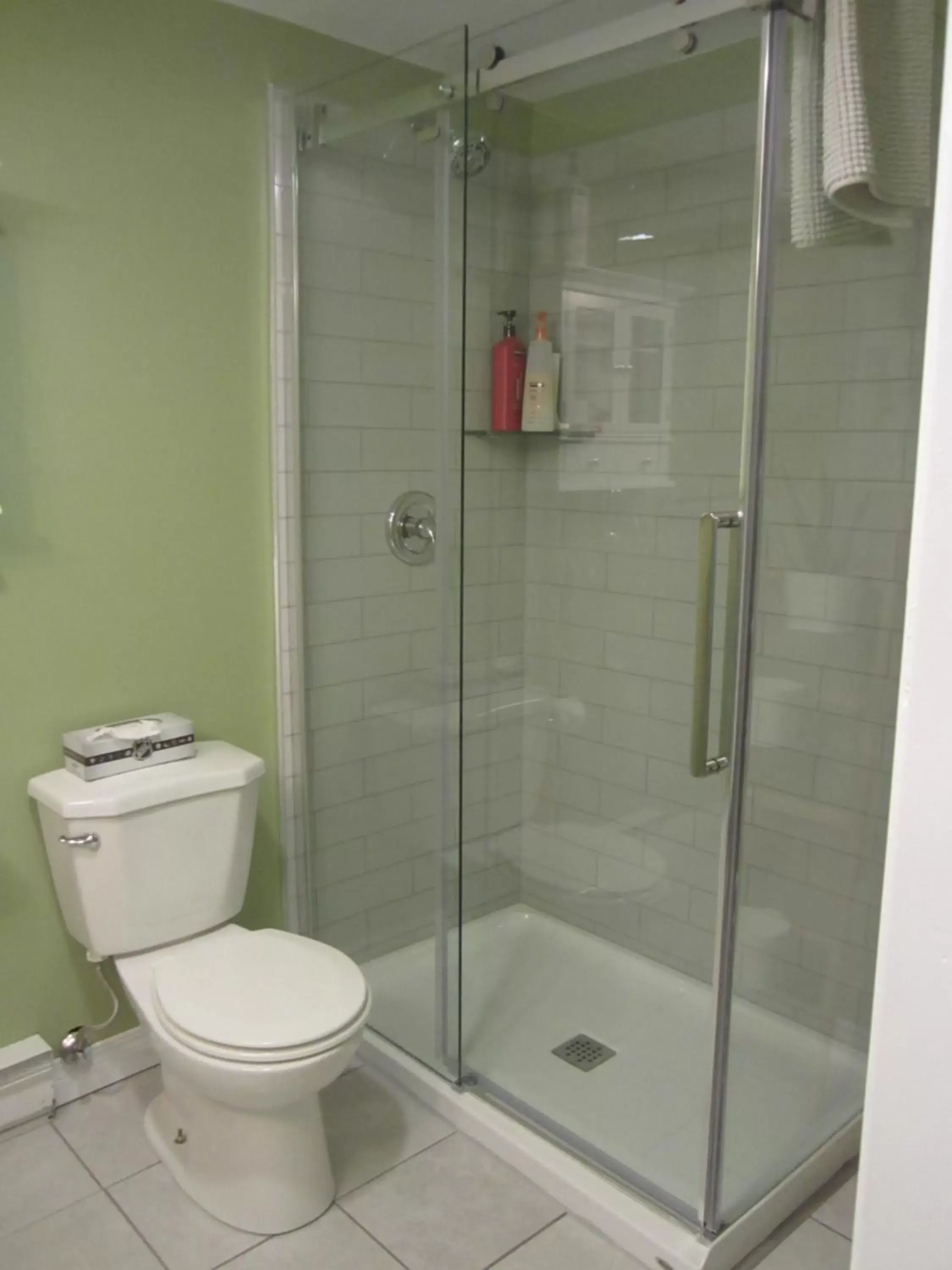 Bathroom in Grand Oak Manor Bed and Breakfast