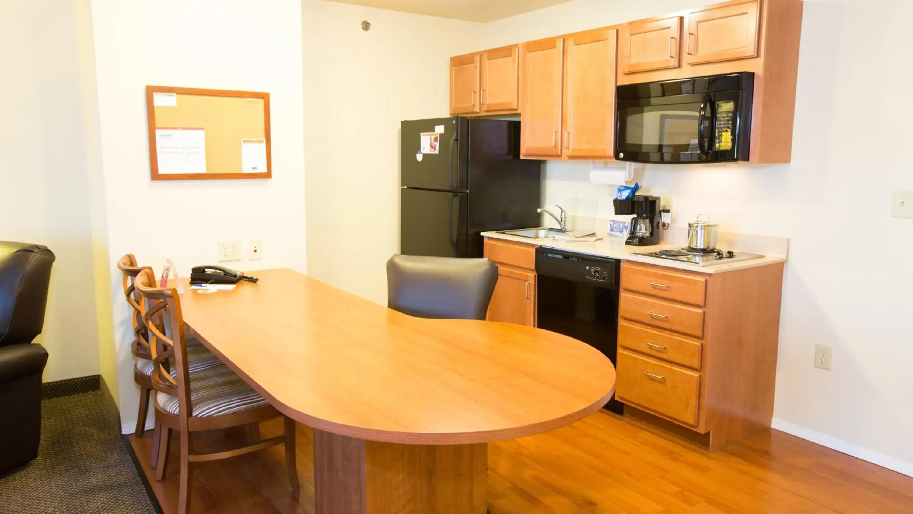 Photo of the whole room, Kitchen/Kitchenette in Candlewood Suites Springfield, an IHG Hotel