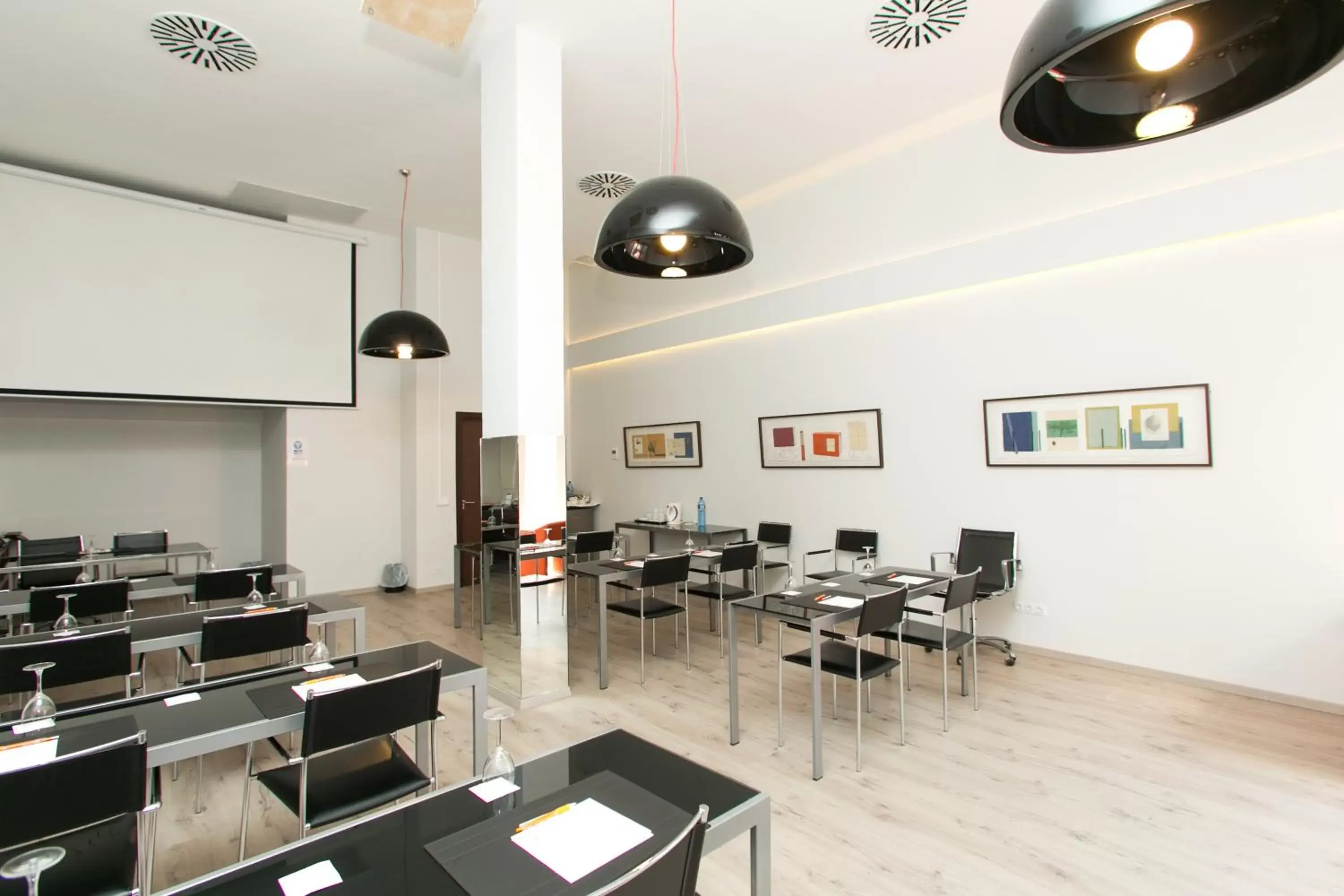 Business facilities, Restaurant/Places to Eat in Hotel Artmadams