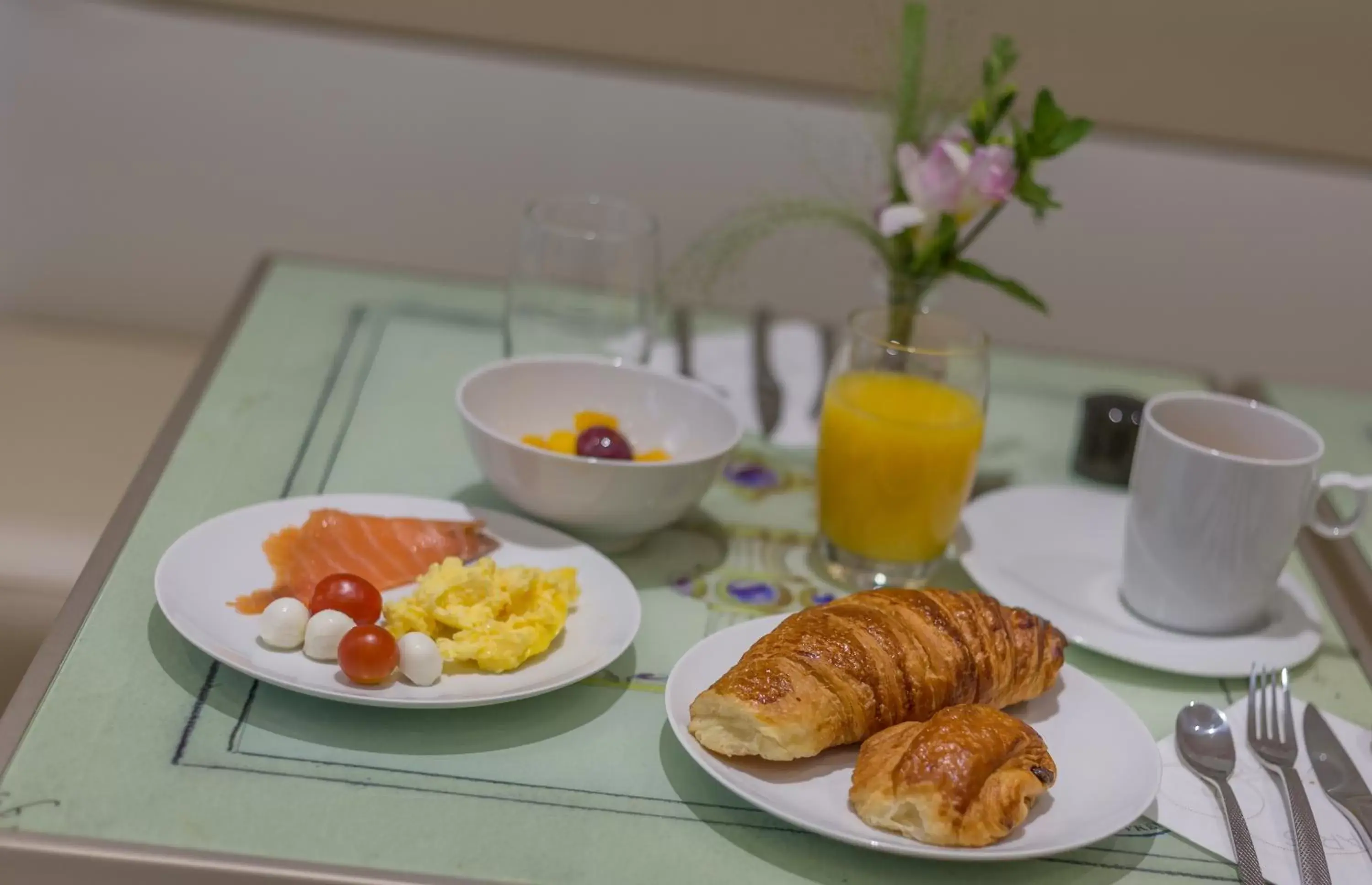 Breakfast in Hotel Les Bulles De Paris