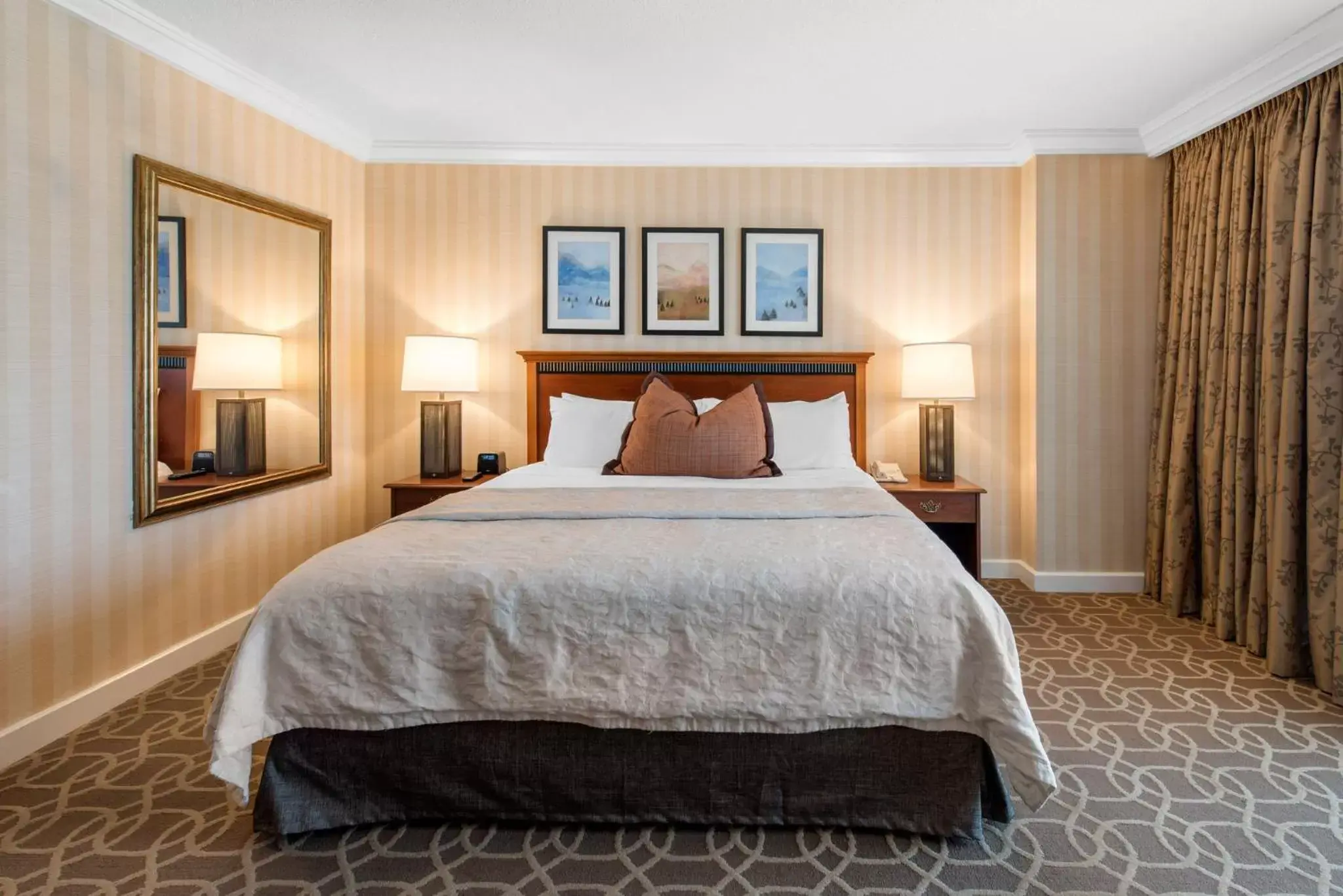 Photo of the whole room, Bed in Omni Interlocken Hotel