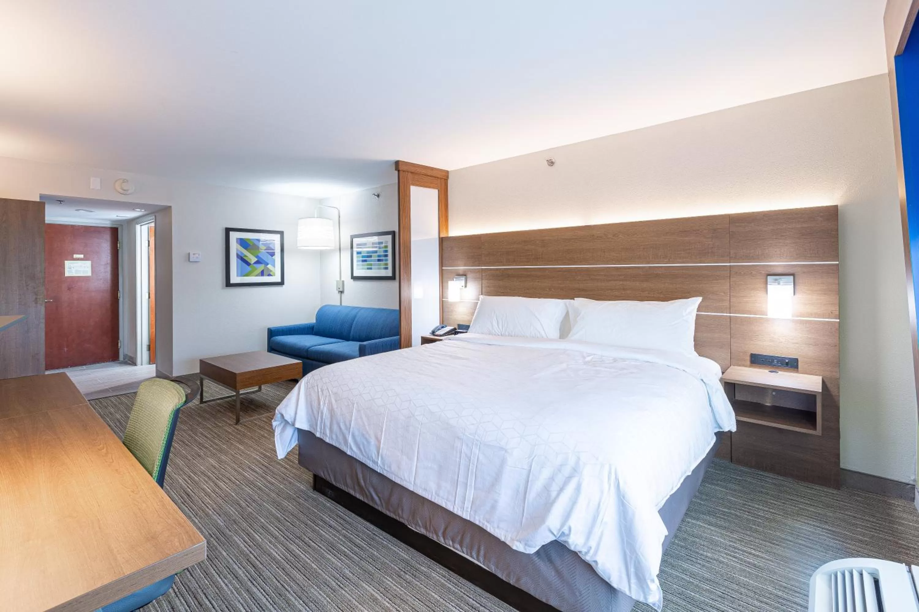 Photo of the whole room, Bed in Holiday Inn Express & Suites Arlington North – Stadium Area by IHG
