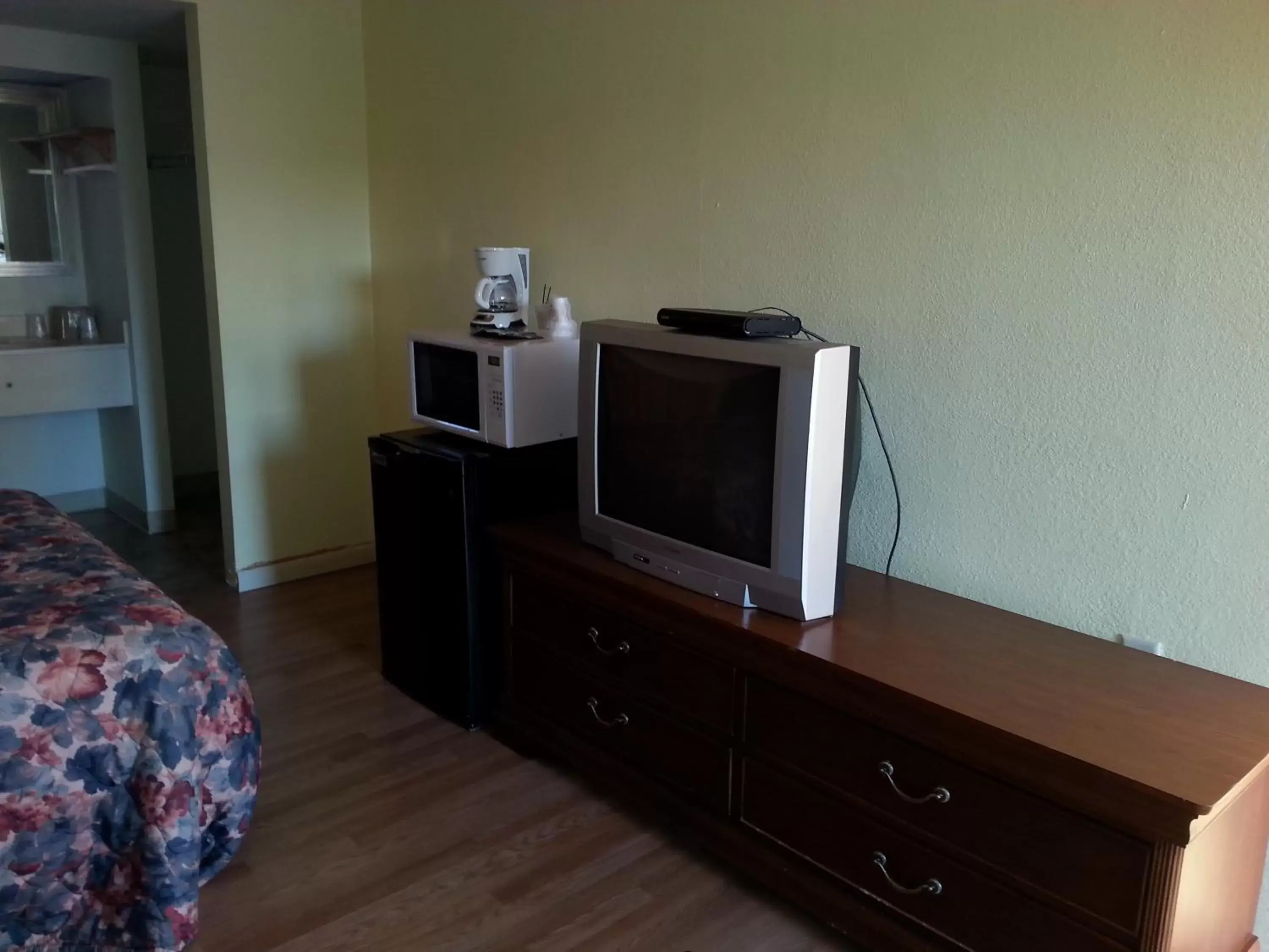 Other, TV/Entertainment Center in Jasmine Garden Inn - Lake City